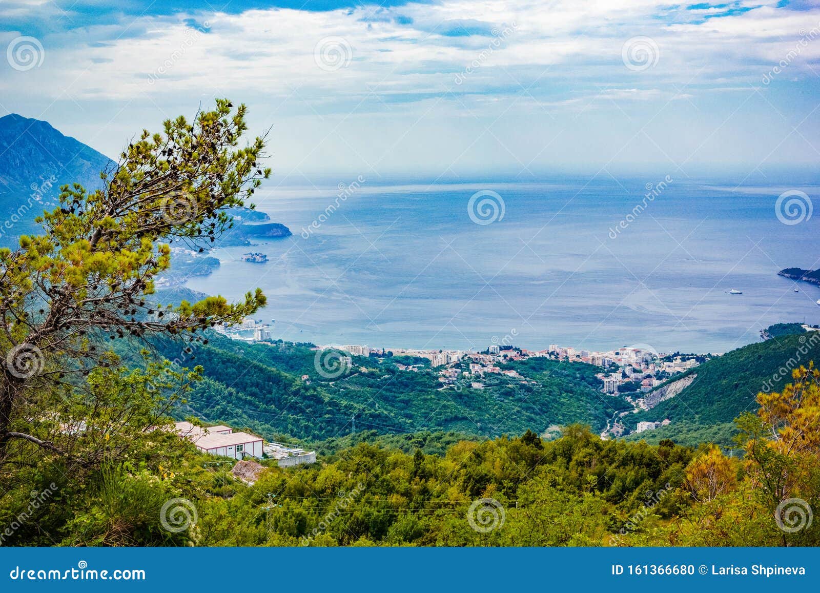 Panoramisch beeld van het landschap van de Adriatische Zee, bergen op de kust van Boedva Riviera, Montenegro