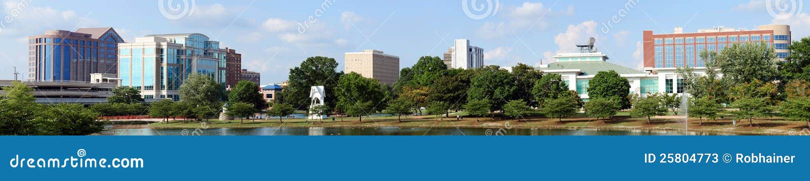 Panoramisches Stadtbild von Huntsville, Alabama. Panoramisches Stadtbild von im Stadtzentrum gelegenem Huntsville, Alabama vom großen Frühlings-Park