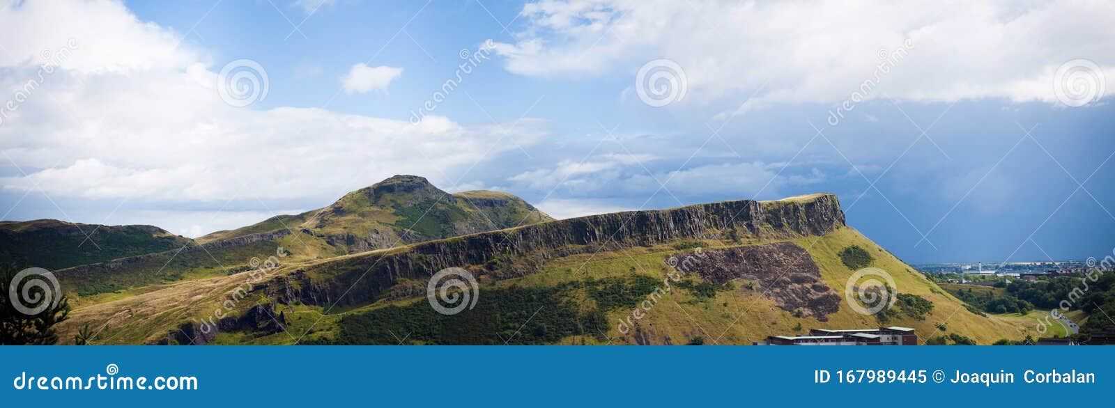 Panorâmica da colina do assento do Arthur, perto da cidade escocesa de Edimburgo