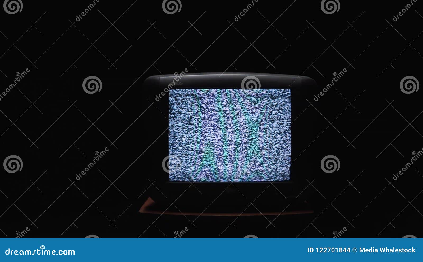 Pantalla De La TV Encendido En La Noche Con Un Ruido Blanco Existencias  Ruido Estático En La Pantalla Vieja De La TV En La Oscuri Foto de archivo -  Imagen de fondo