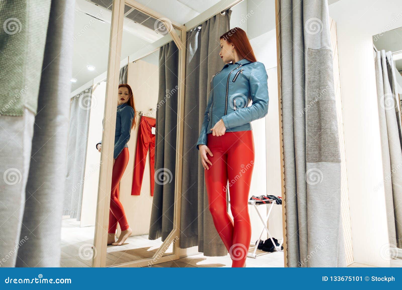 Tuesday Star neutral Pantalon En Cuir Rouge De Mesures Rousses De Fille Belle Femme Reflétée  Dans Le Miroir La Dame Achète Des Vêtements Vue Inférieur Image stock -  Image du mode, boutique: 133675101