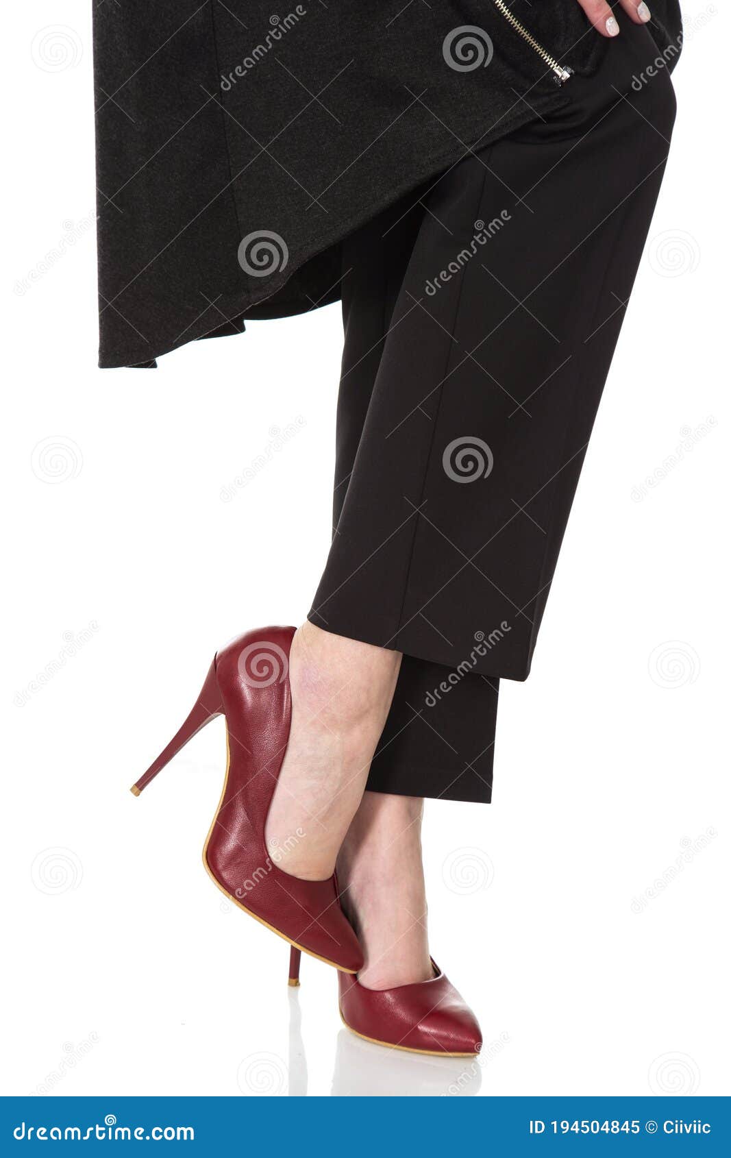 https://thumbs.dreamstime.com/z/pantalones-de-tela-negra-con-zapatos-altos-rojos-glamour-y-elegante-modelo-moda-estilo-%C3%BAnico-ropa-mujer-194504845.jpg