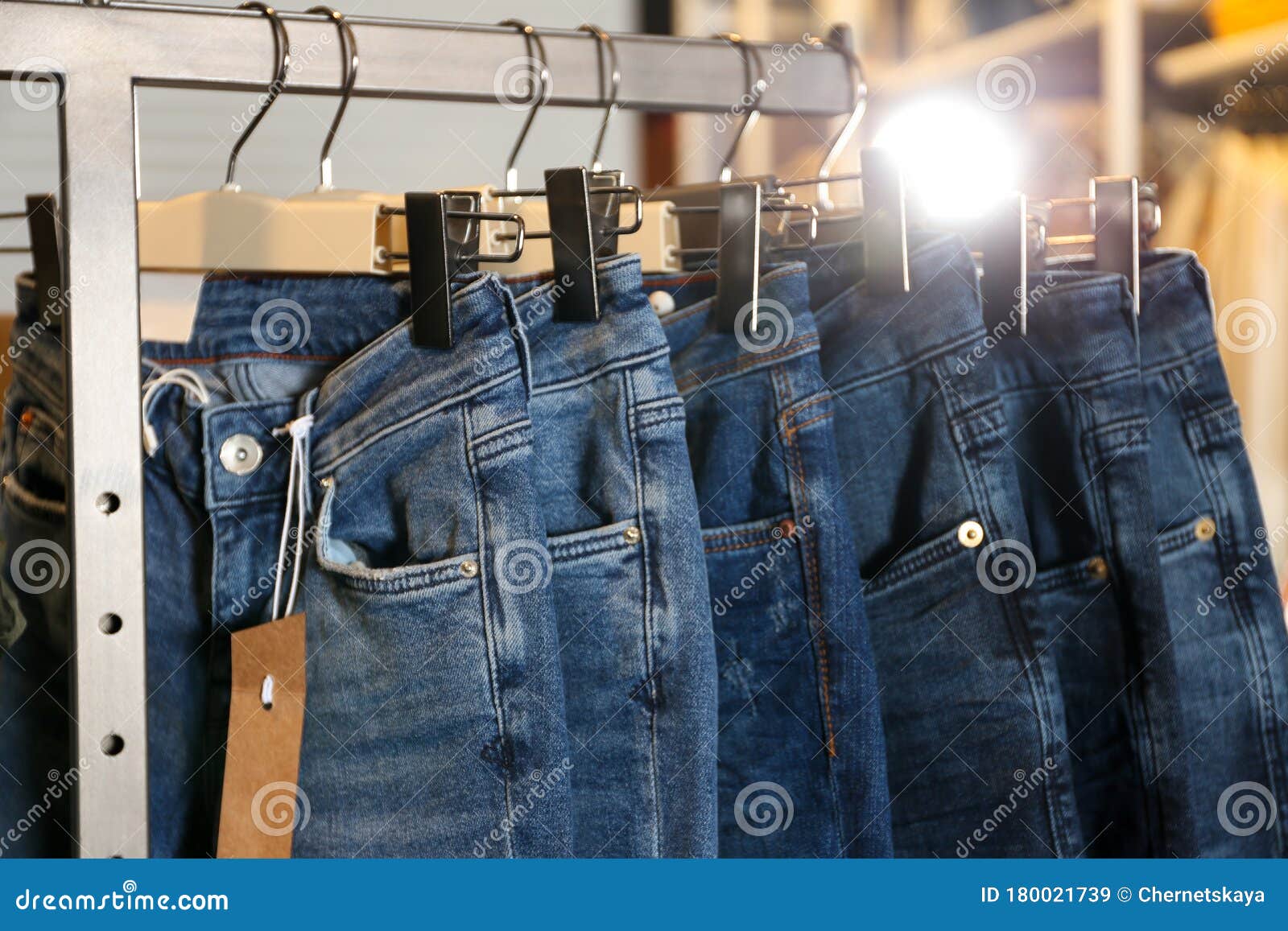 Pantalones Vaqueros Modernos Colgando En Tendedero En La Tienda Imagen de archivo - Imagen de hermoso, fila: 180021739