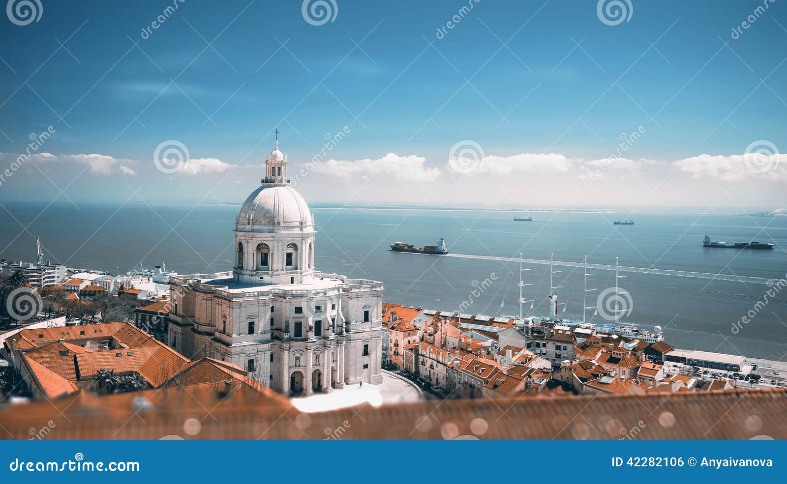 Santa Engracia Church, o el panteón nacional, en Lisboa, entonó imagen