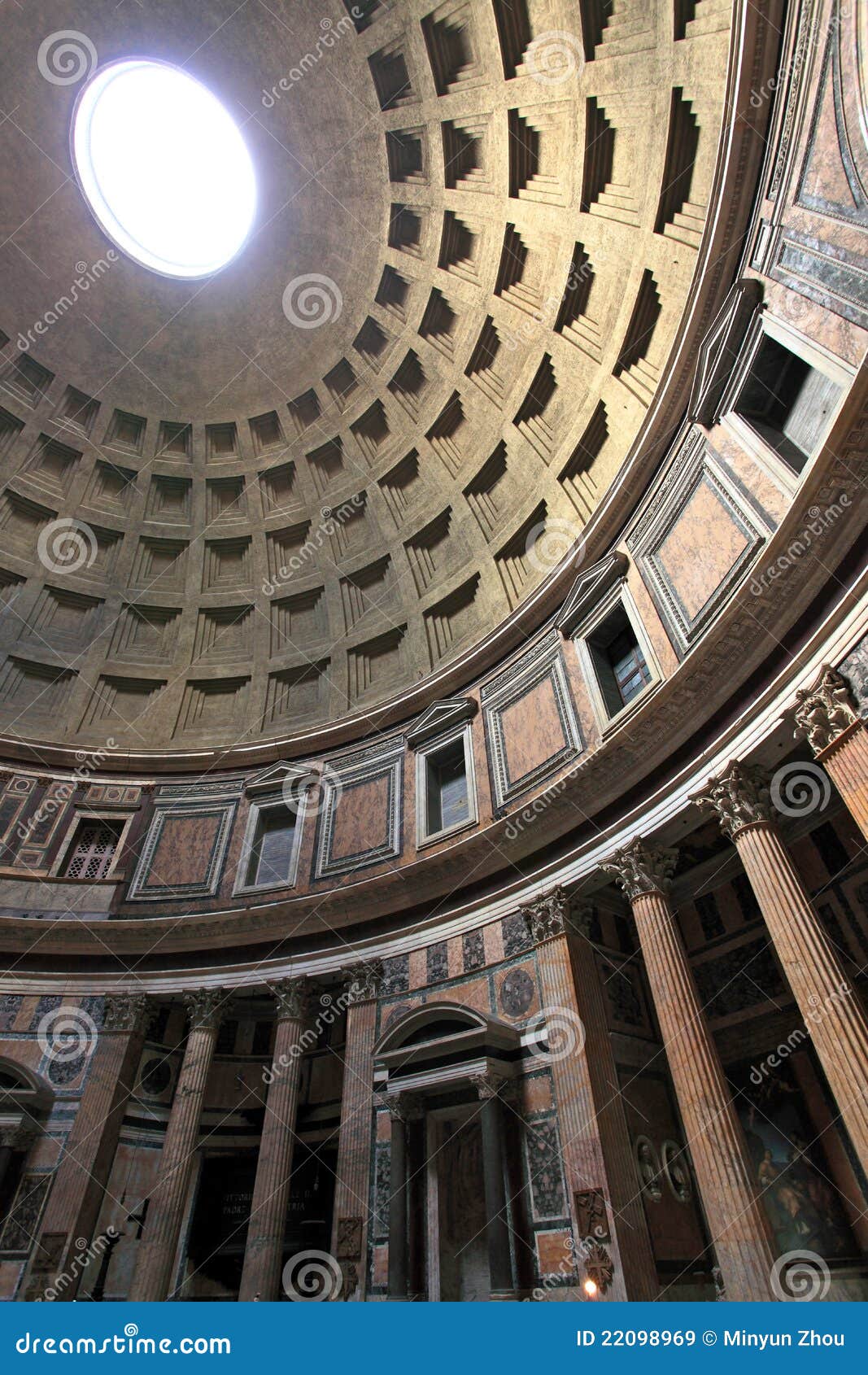 Pantheon, Rom. Die drittgrößte Maurerarbeithaube in der Welt mit seinem berühmten Loch in der Decke.