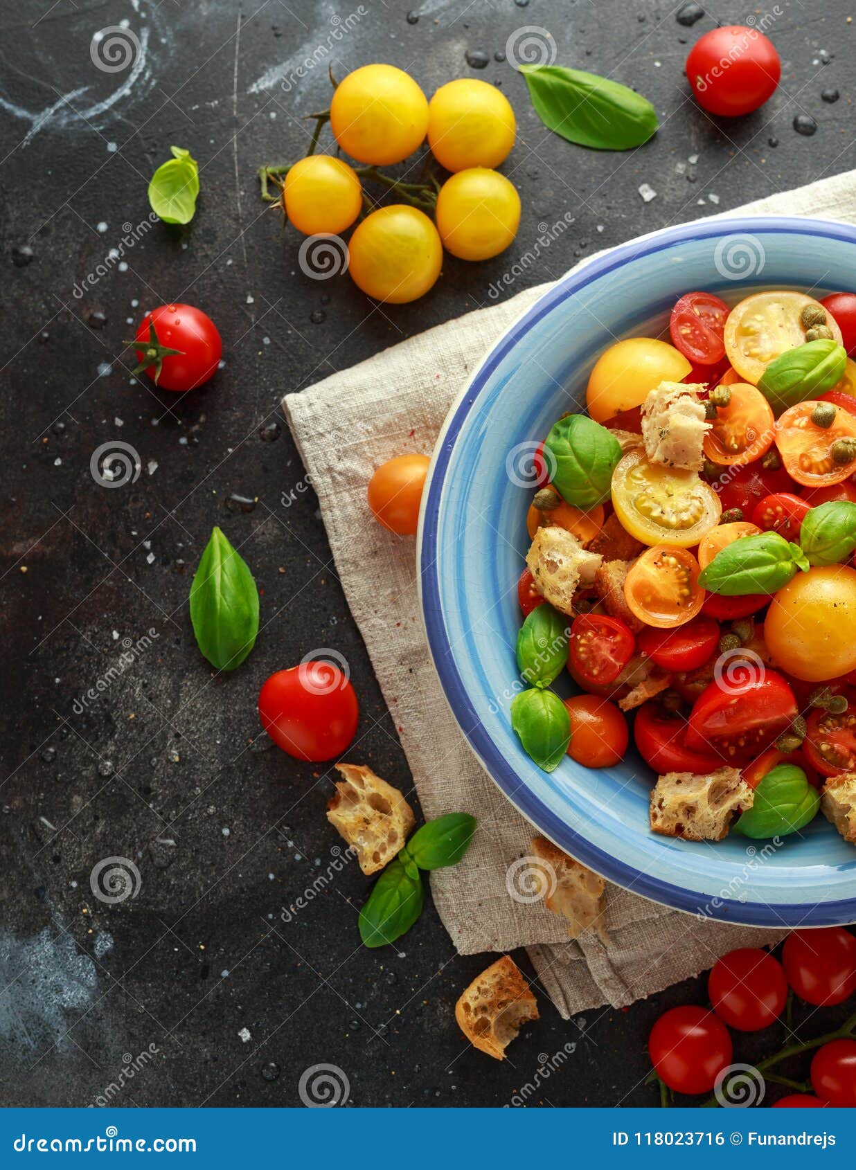 Panzanella-Tomatensalat Mit Den Roten, Gelben, Orange Kirschtomaten ...