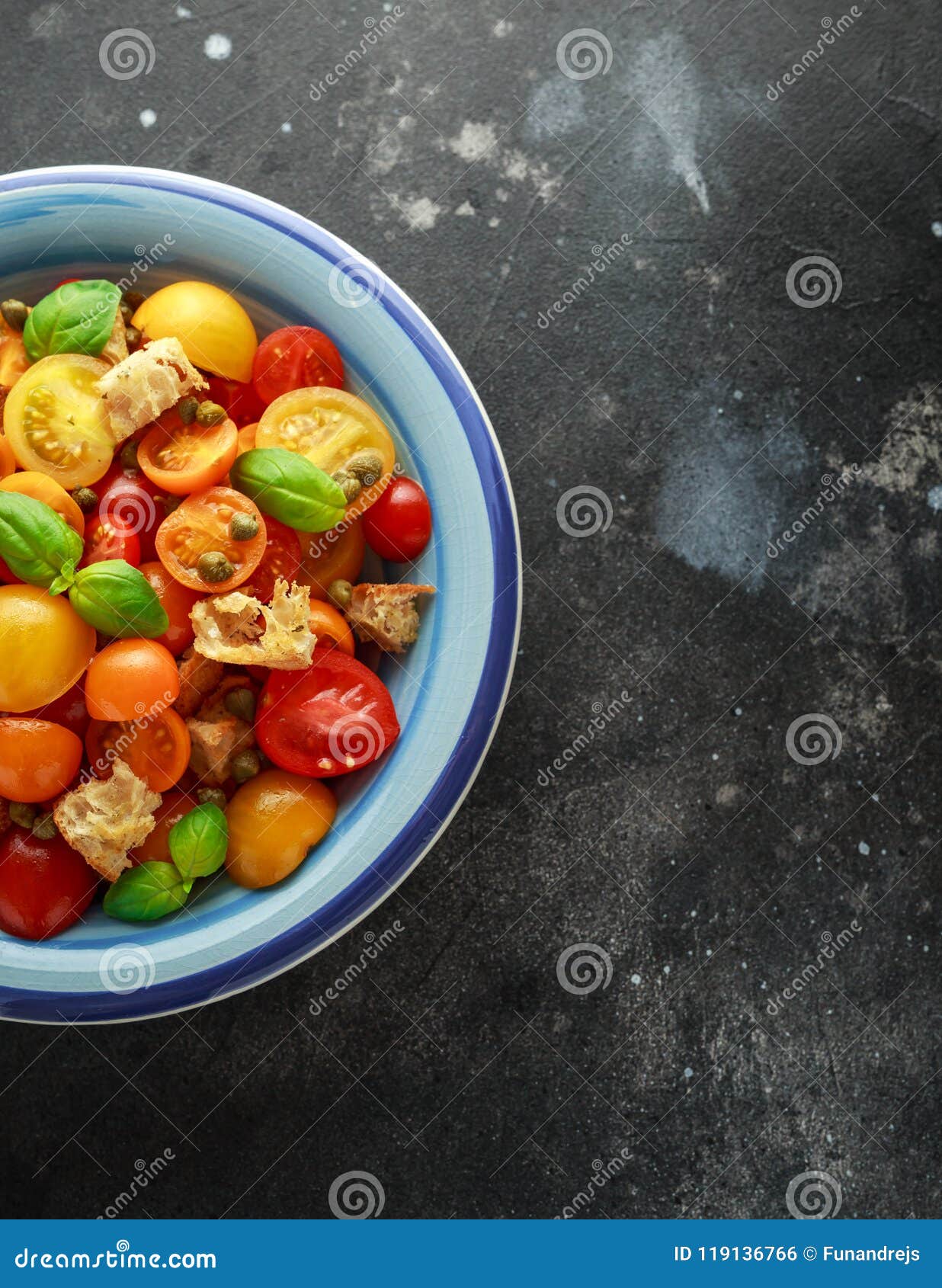 Panzanella-Tomatensalat Mit Den Roten, Gelben, Orange Kirschtomaten ...