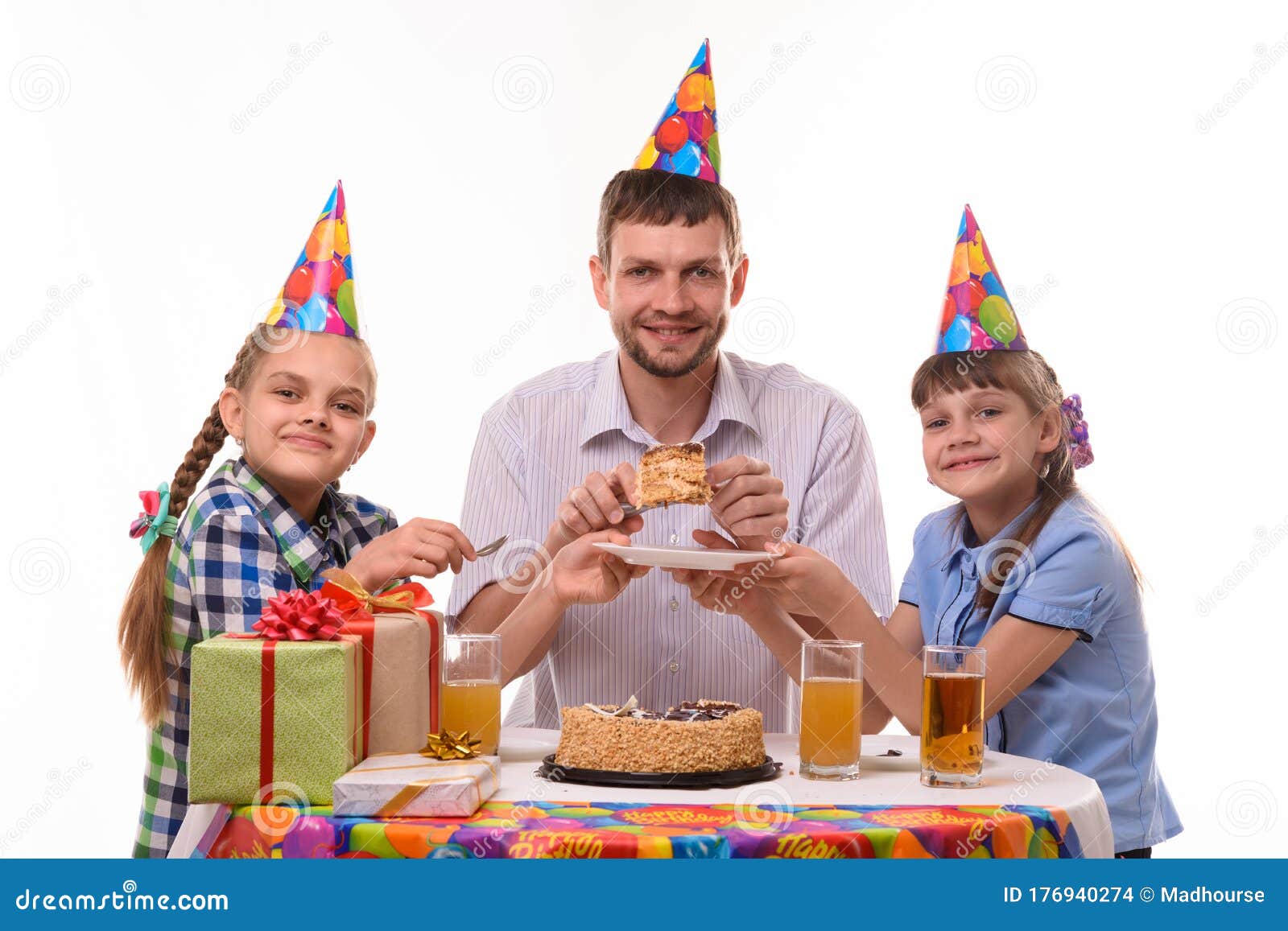 Papà Mette La Torta Di Compleanno Sui Piatti Per Bambini