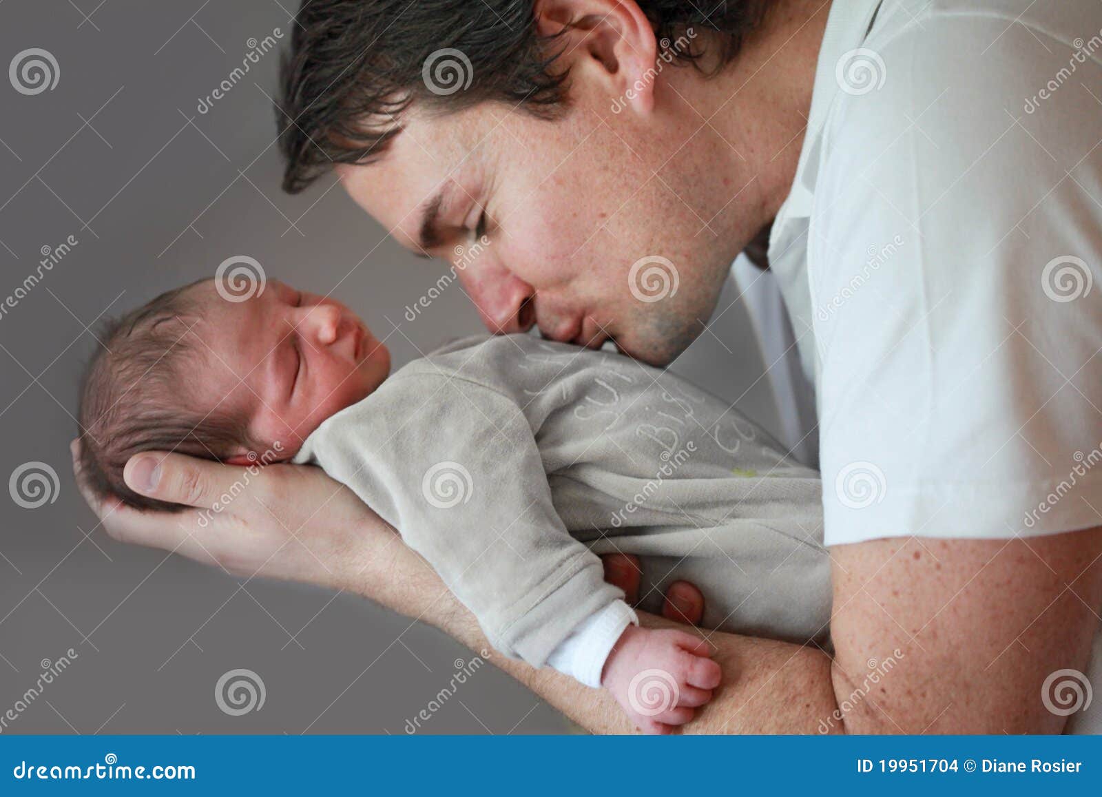 Papa Con El Hijo Recien Nacido Foto De Archivo Imagen De Perfil Padre Papa Con El Hijo Recien Nacido Foto De Archivo Imagen De Perfil Padre