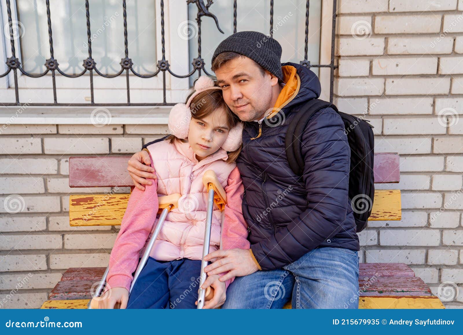 Niño Usando Muletas Foto de stock y más banco de imágenes de