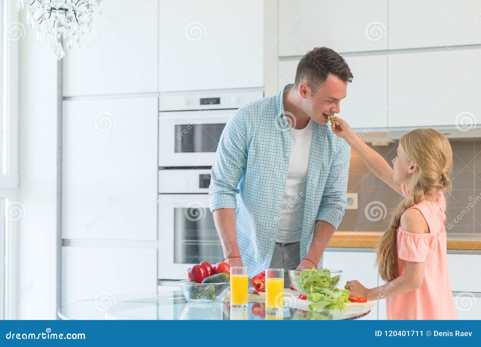 Papá E Hija Que Cocinan En Casa Imagen de archivo - Imagen de blanco,  casero: 120401711