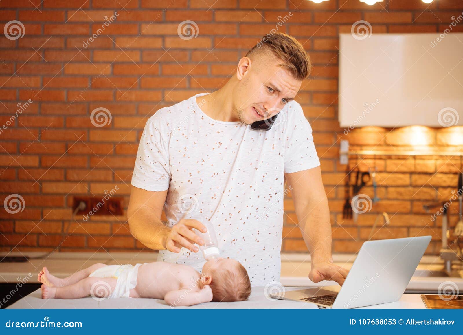 Papa Que Intenta Trabajar En El Ordenador Portatil Y Hablar En El Telefono Con Su Bebe Recien Nacido En Hogar Imagen De Archivo Imagen De Agotador Frustrado Papa Que Intenta Trabajar En El Ordenador Portatil Y Hablar En El Telefono Con Su Bebe Recien Nacido En Hogar Imagen De Archivo Imagen De Agotador Frustrado