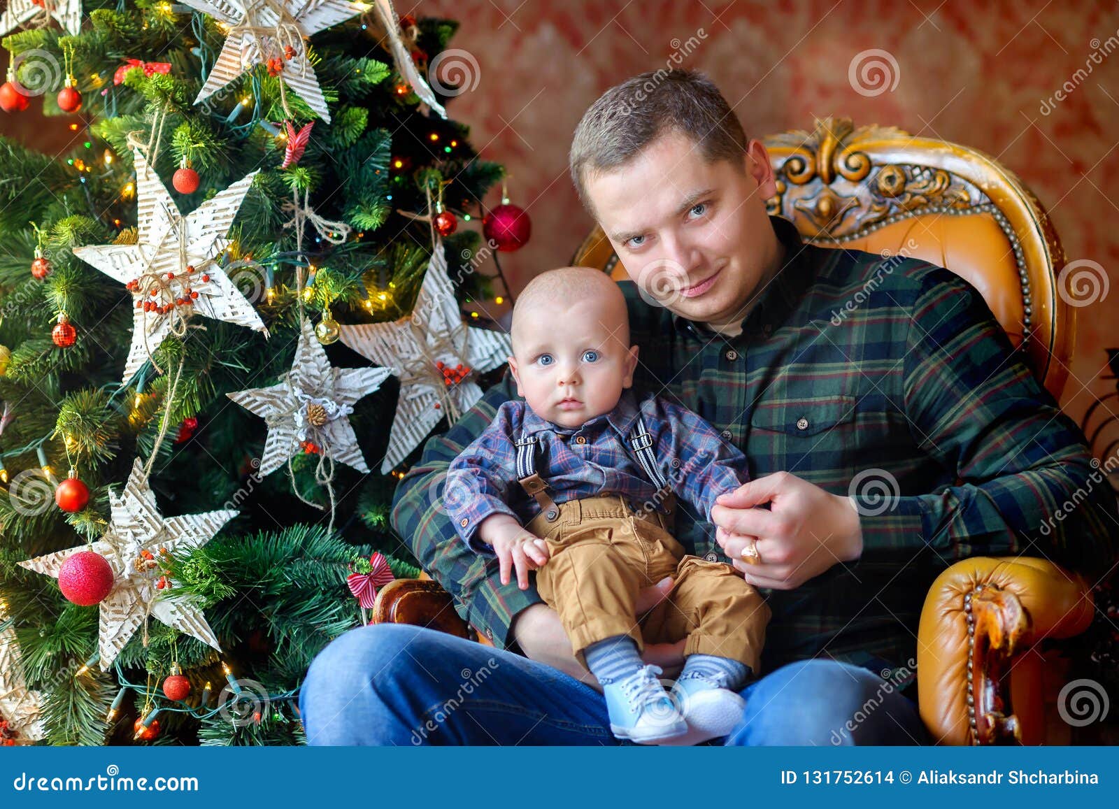 Papa Avec Un Bebe Prefere Assis Sur Une Chaise Photo Stock Image Du Papa Chapeau