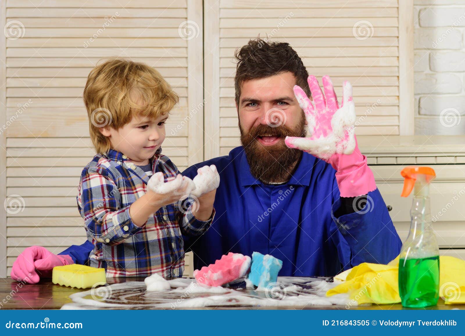 Papa Et Fils Avec Des Produits De Nettoyage. Père Et Enfant Prêts