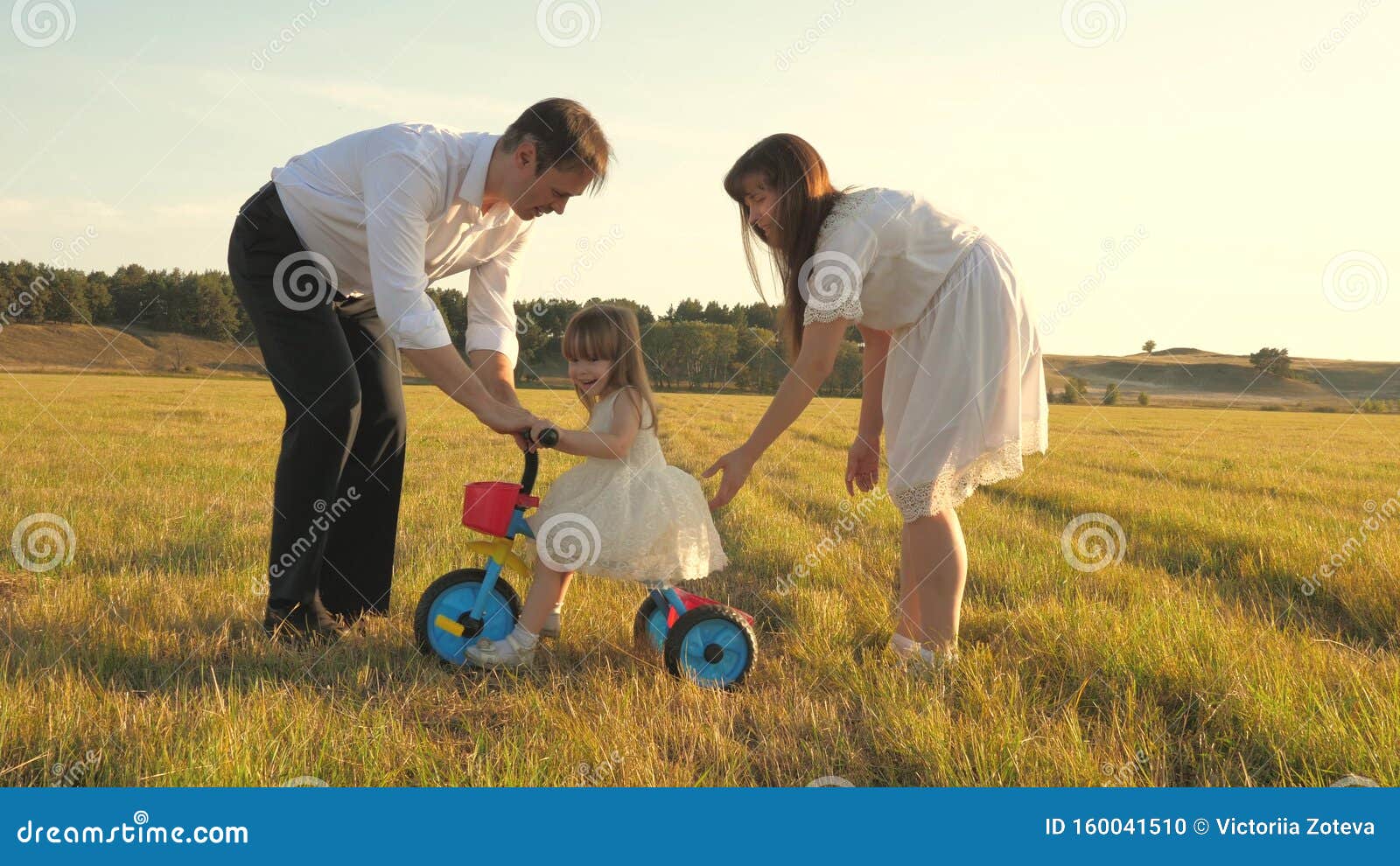 Папа учился дочке. Папа фотографирует детей на лужайке. Учил отец и мать. Отец учит сына мать учит дочь. Мама учит дочь кататься на велосипеде.