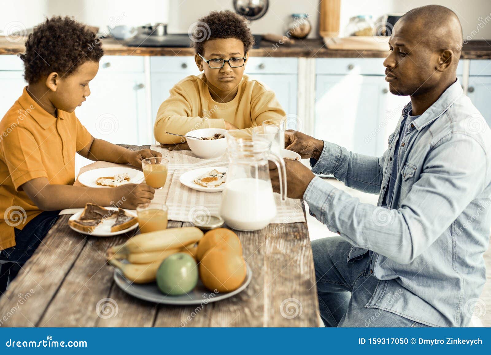 Papa Et Son Fils Essaient De Persuader L Aine De Prendre Le Petit Dejeuner Photo Stock Image Du Fruits Frais Papa Et Son Fils Essaient De Persuader L Aine De Prendre Le Petit Dejeuner Photo Stock Image Du Fruits Frais