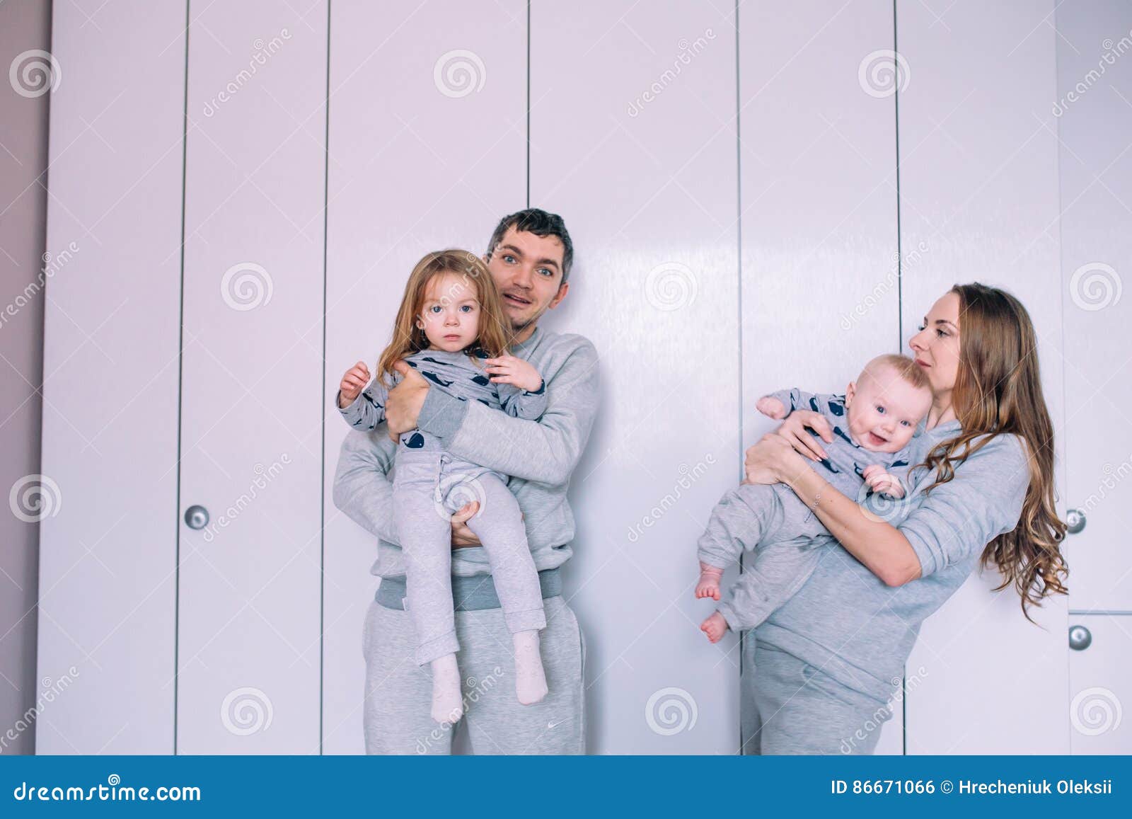 Papa Fille Maman Et Petit Bebe Photo Stock Image Du Piece Parent Papa Fille Maman Et Petit Bebe Photo Stock Image Du Piece Parent