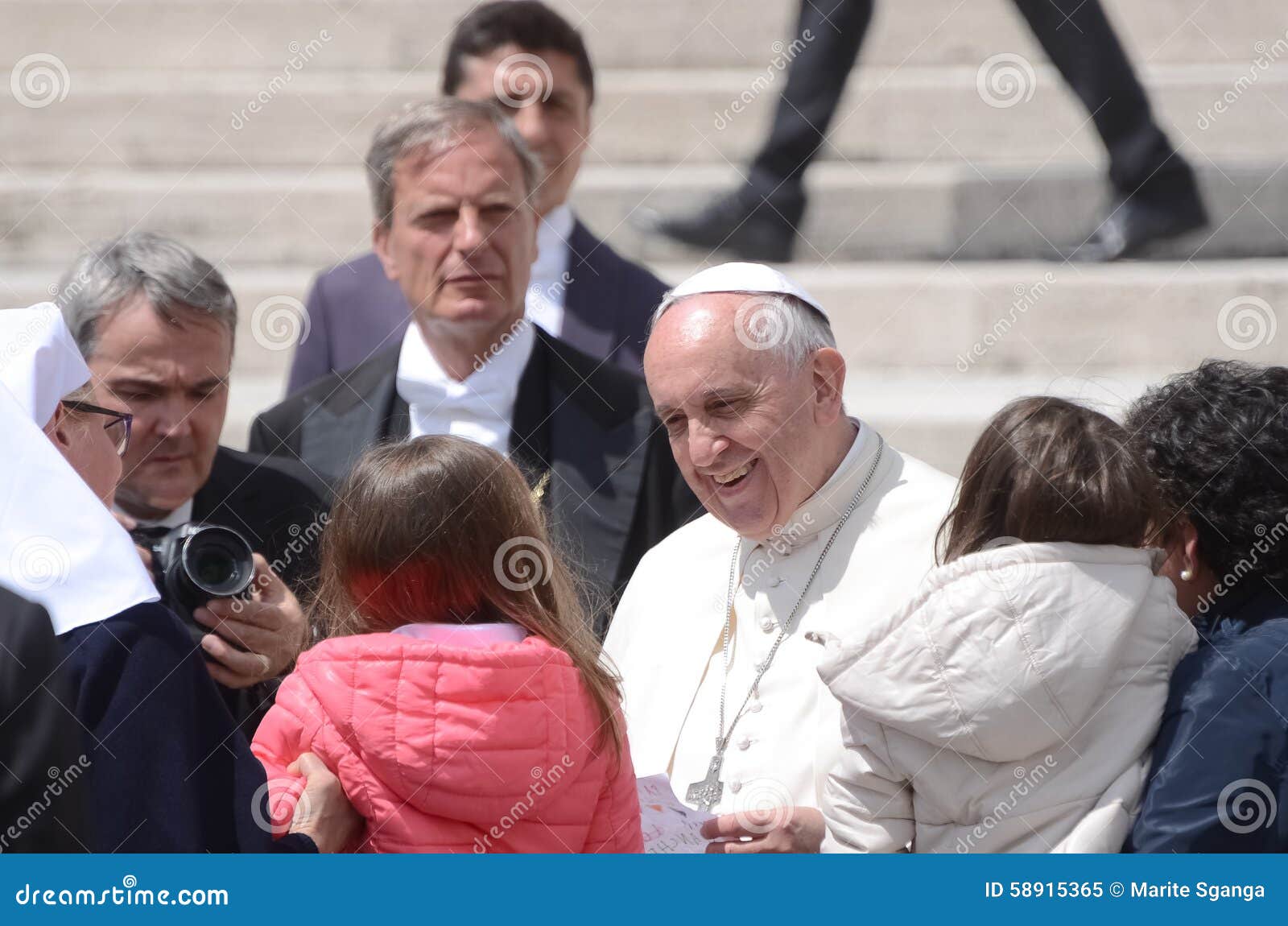 Papa Francis Portrait em Cidade Estado do Vaticano. Cidade Estado do Vaticano, Itália - 30 de abril de 2014: O papa Francis no popemobile abençoa peregrinos no quadrado de St Peter