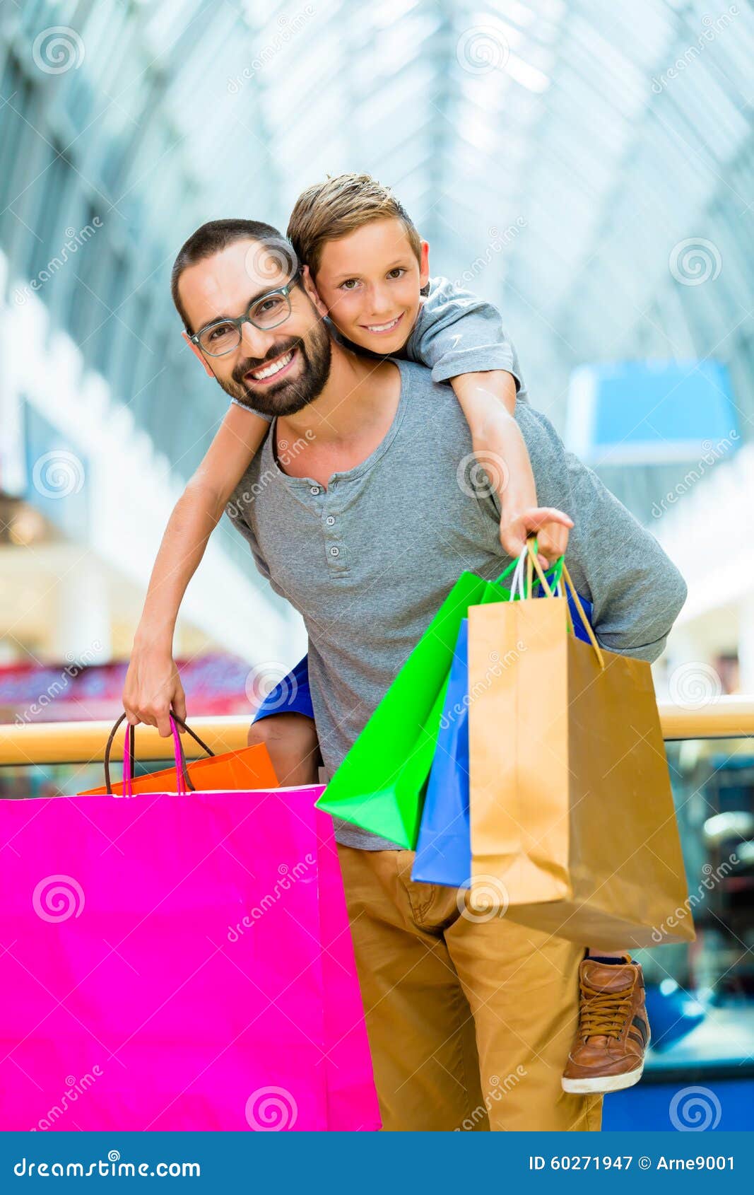 My dad shopping. Семья с покупками. Папа с сыном по магазинам. Сумка папы. Картинка папа с сыном собрались по магазинам.