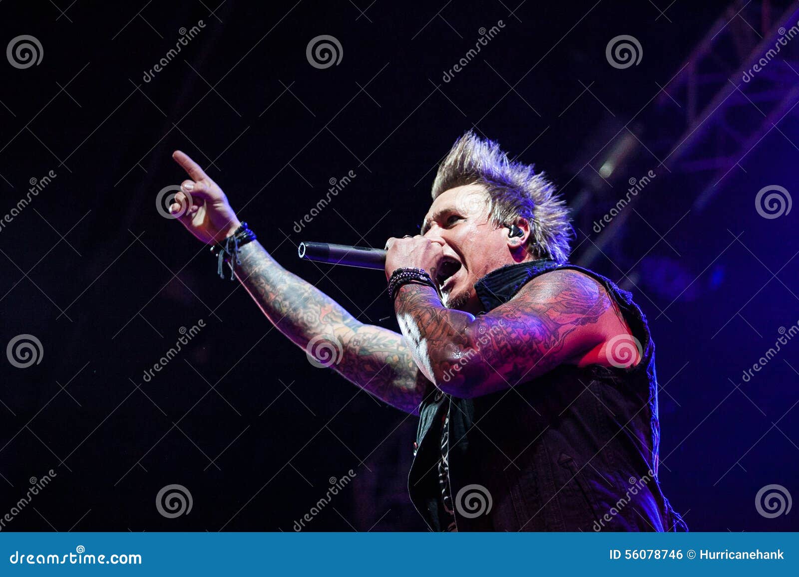 Papa Roach a Mosca. MOSCA - 28 GIUGNO 2015: Papa Roach e la loro esecuzione di Jacoby Shaddix dell'uomo di punta in tensione a Ray Just Arena in Russia