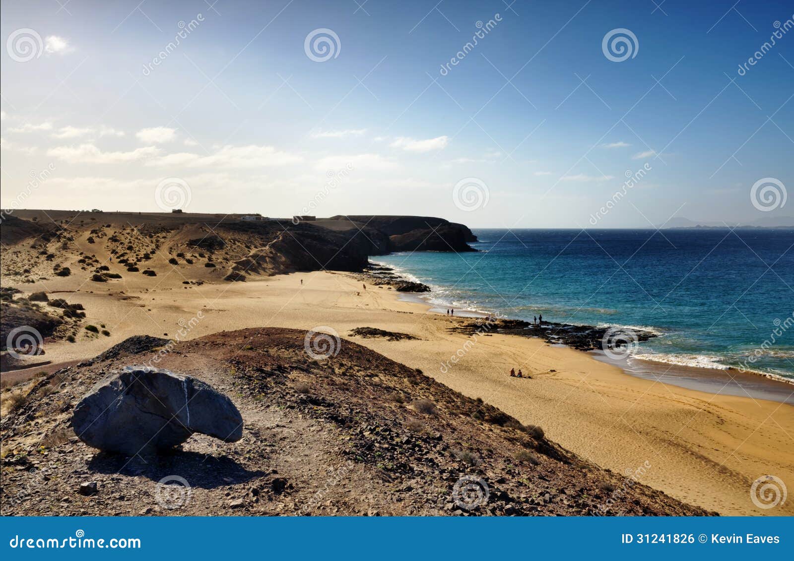 Sceniczny widok Papagayo plaża na wyspie Lanzarote, wyspy kanaryjska, Hiszpania.