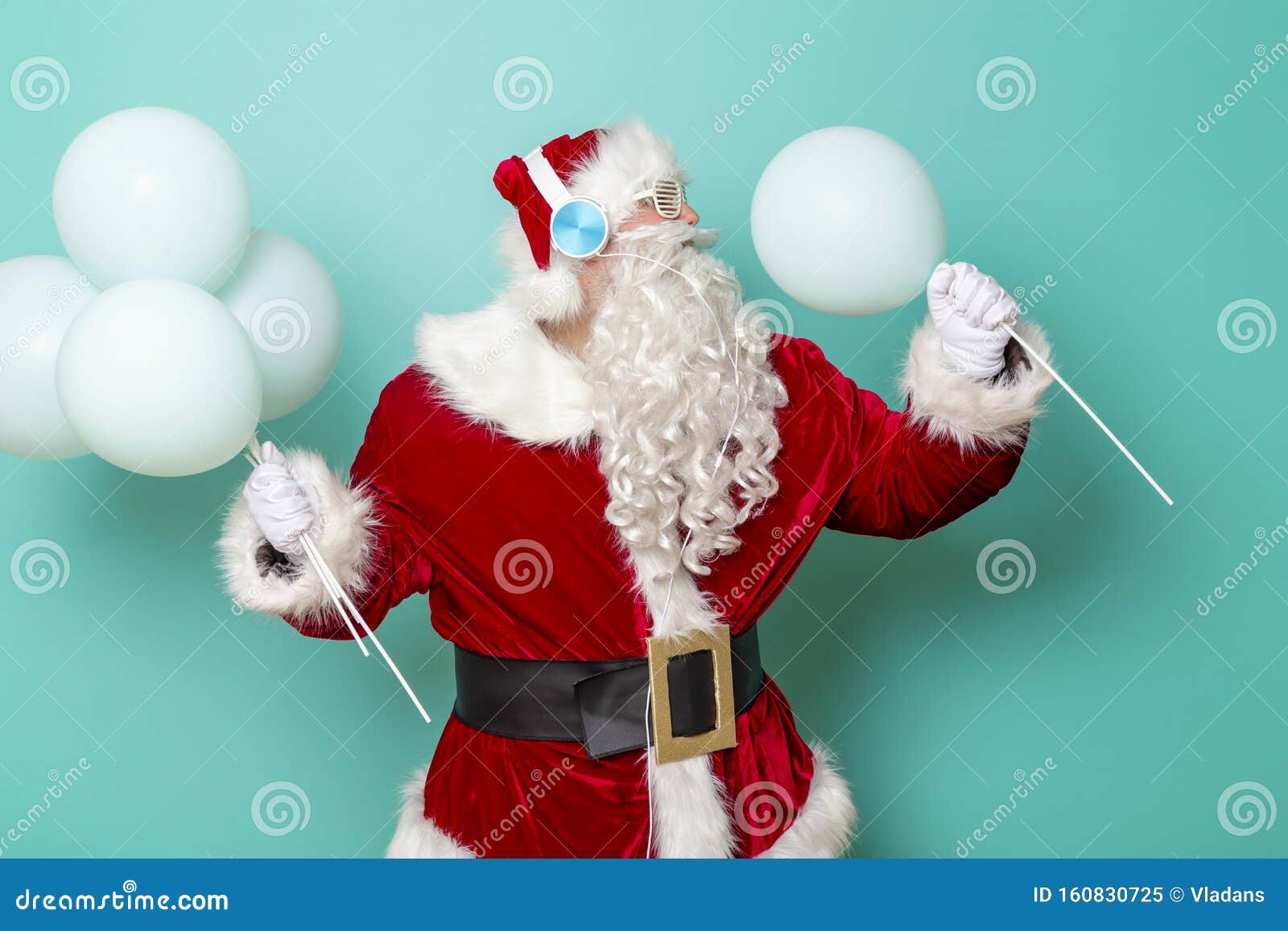 Papai Noel Cantando E Dançando Imagem de Stock - Imagem de traje, retrato:  160830725
