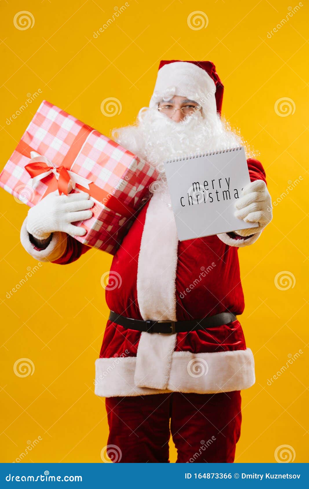 Letras de feliz natal com o lindo e engraçado papai noel segurando