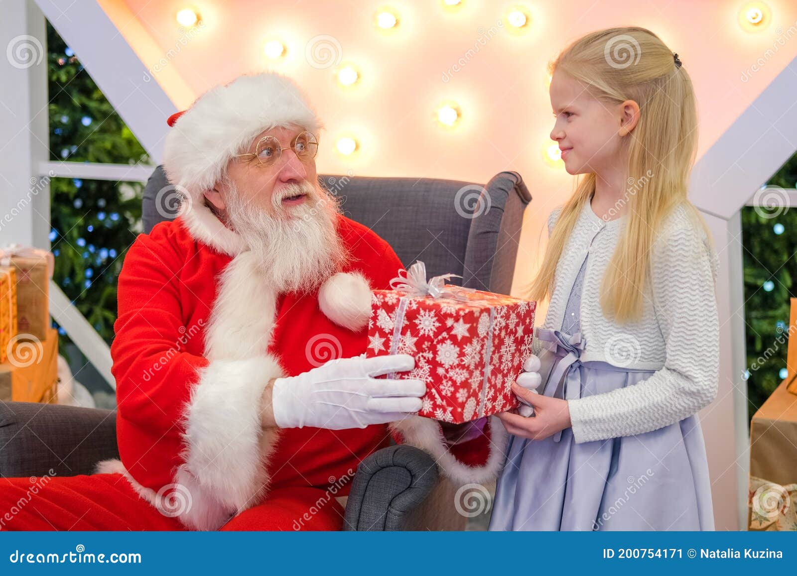 Papai Noel Dá Um Presente Para a Garota No Shopping Mall Noel Autêntico  Falando E Jogando Jogos Surpresa Com Crianças Imagem de Stock - Imagem de  venda, santo: 200754171