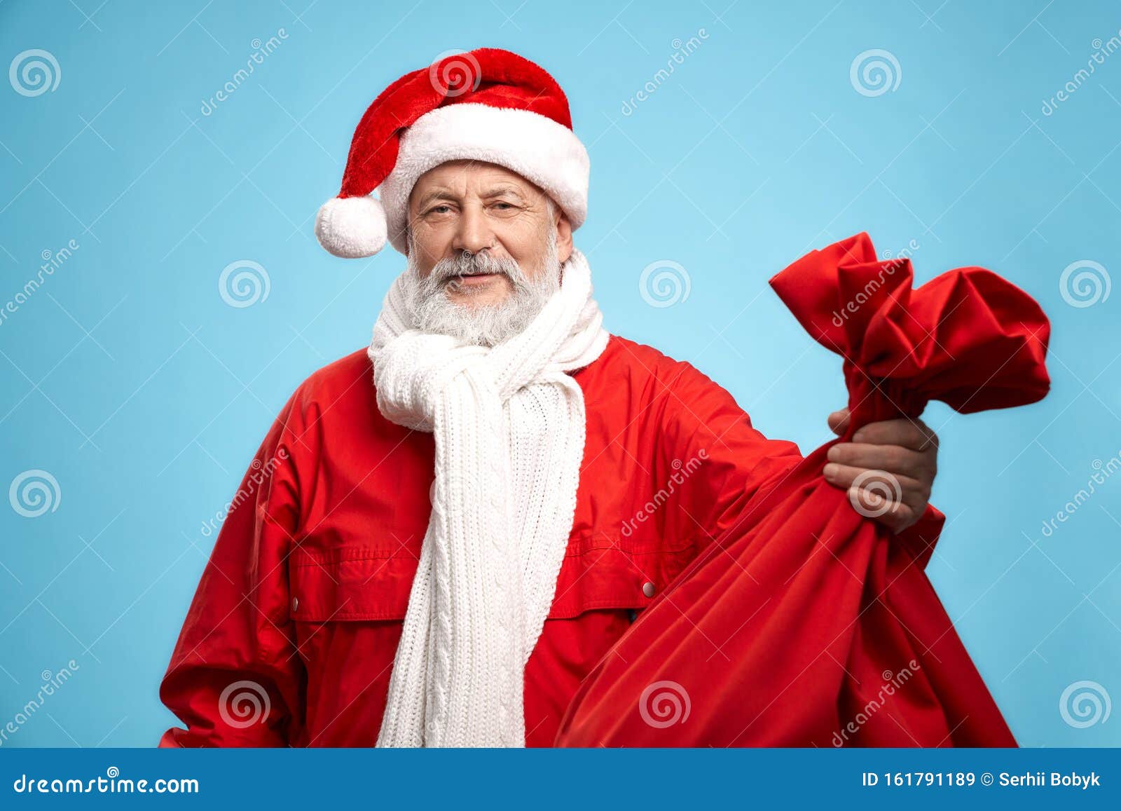 Papai Noel Envelhecido Carregando Saco Vermelho Cheio De Presentes De Natal  Imagem de Stock - Imagem de inverno, azul: 161791189