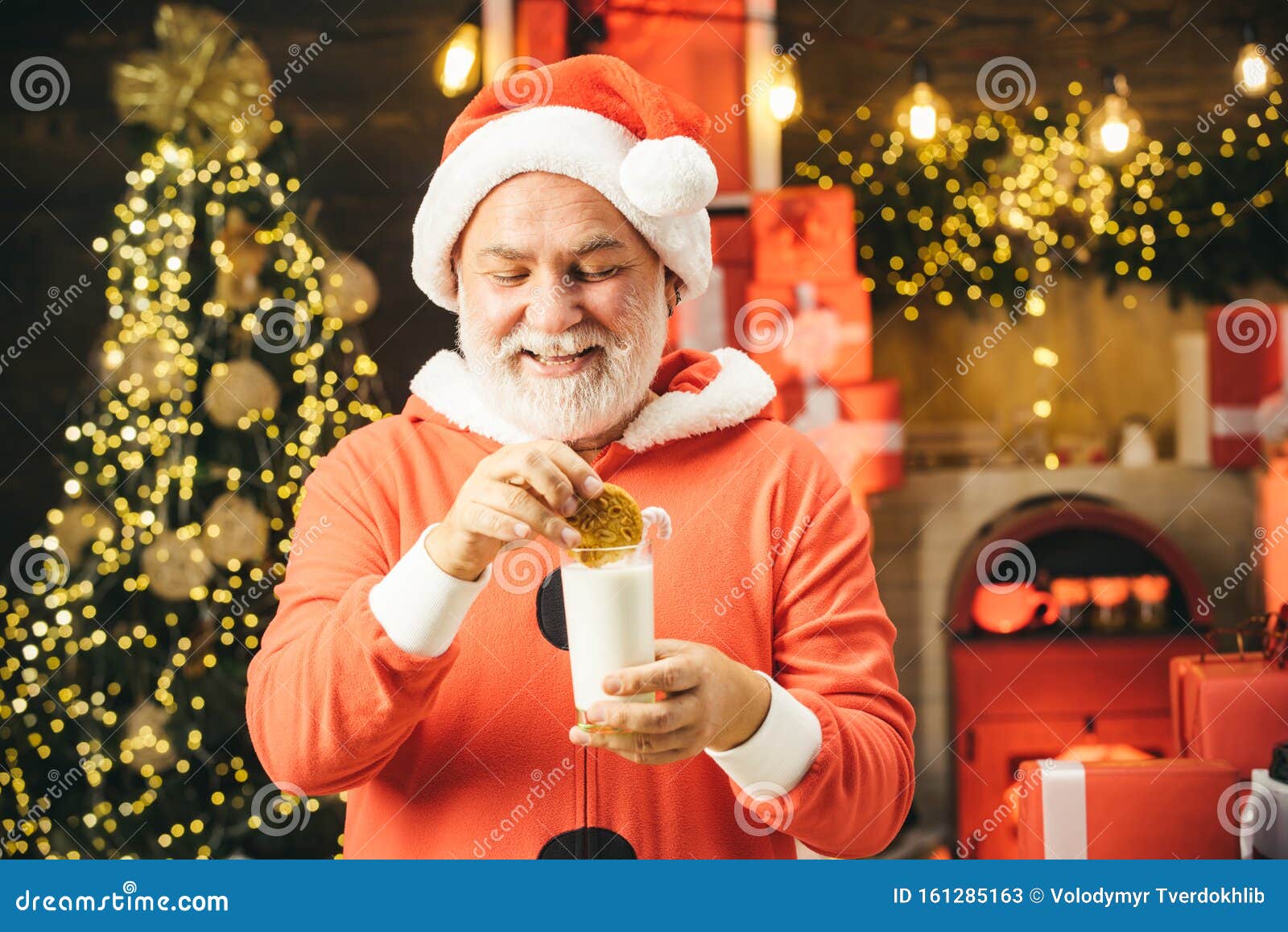 Papai Noel Segurando Biscoito E Copo De Leite No Fundo Da árvore De Natal  Papai Noel Com Biscoitos E Leite De Natal Imagem de Stock - Imagem de  batizado, barba: 161285163
