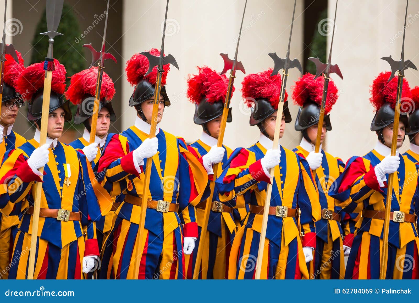 papal-swiss-guard-uniform-vatican-city-v