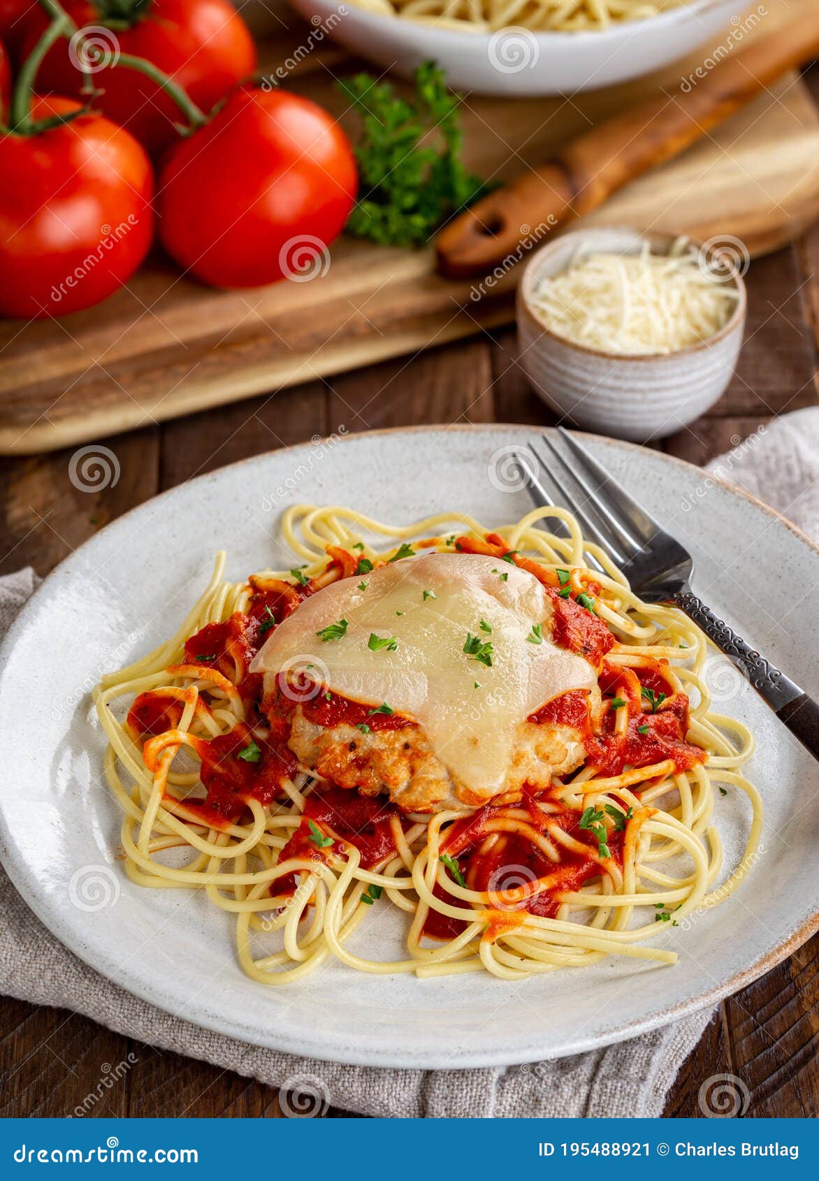 Papalino Di Pollo Con Pasta Di Spaghetti Immagine Stock - Immagine di  cucina, pollo: 195488921
