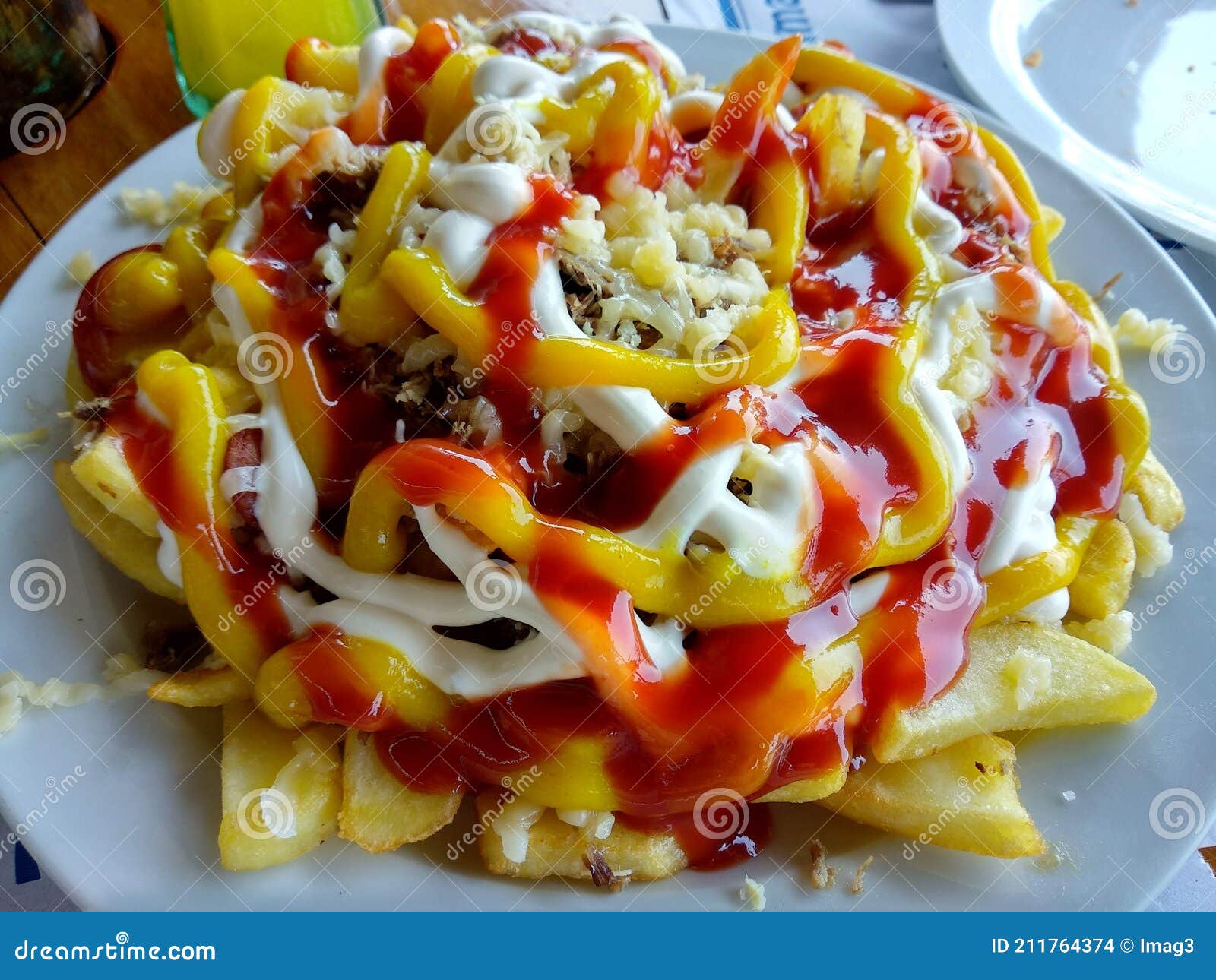 Papas Locas Servidas En Un Restaurante Foto de archivo - Imagen de  mayonesa, salchichas: 211764374