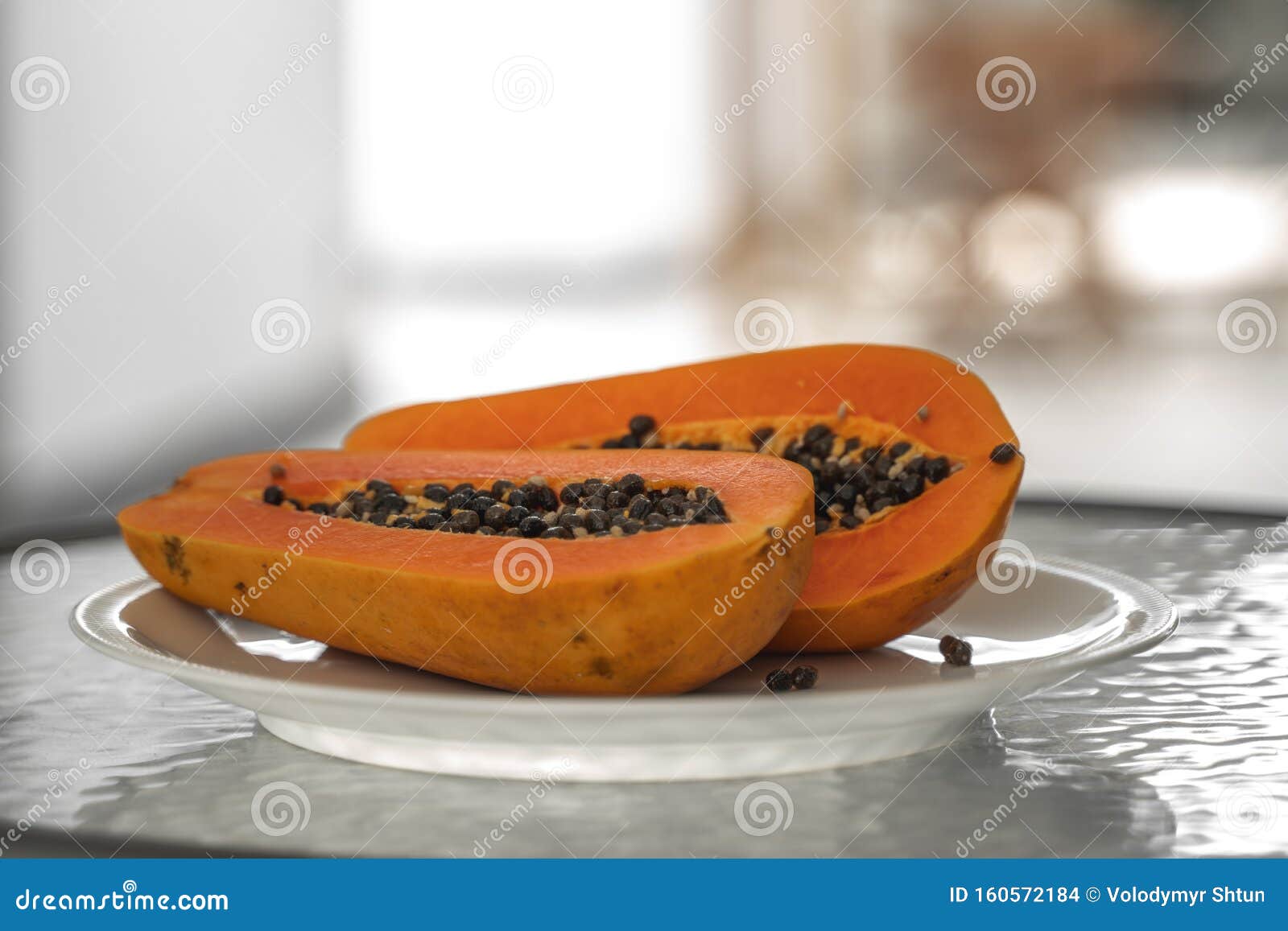 Papaya Madura De Medio Corte Con Semilla En Una Placa Blanca Trozos De