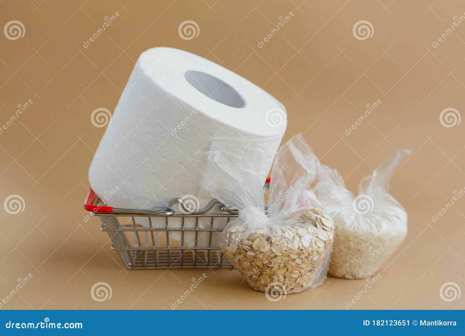 Papel Higiénico En Una Cesta De Comestibles Y Varios Cereales En Bolsas De  Plástico Con Fondo Marrón Imagen de archivo - Imagen de comestibles, mijo:  182123651