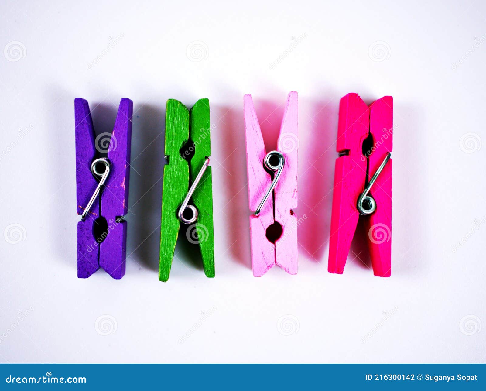 https://thumbs.dreamstime.com/z/papier-clips-holz-bunt-isoliert-auf-wei%C3%9Fem-hintergrund-w%C3%A4scheklammer-kleidung-b%C3%BCroklammern-216300142.jpg