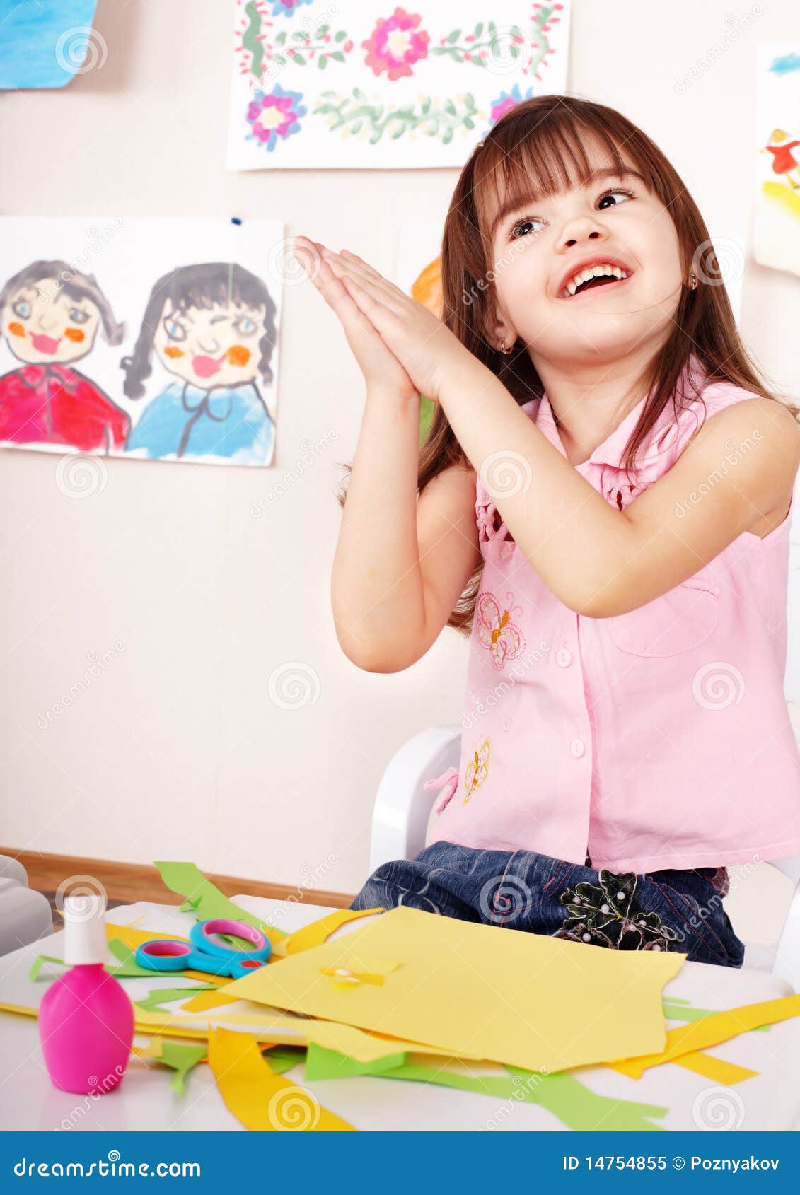 Papier De Colle D'enfant Dans L'école Maternelle. Protection De L