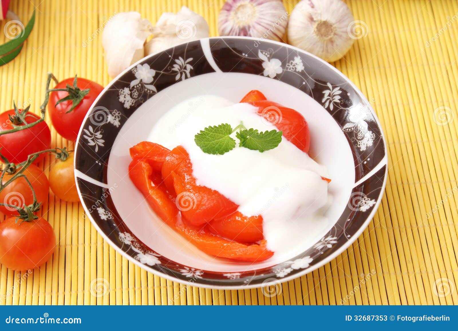 Paprika avec du yaourt image stock. Image du vivacité 32687353