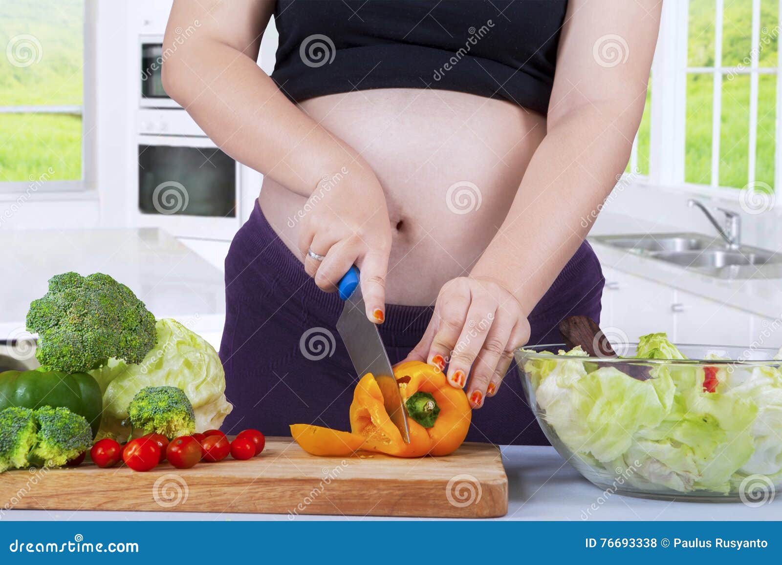 Paprika Del Corte De La Mujer Embarazada Foto de archivo Imagen de
