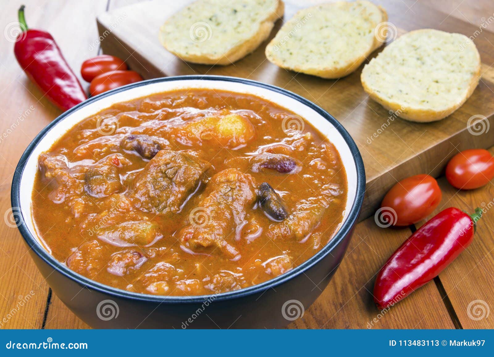Paprika-Rindfleisch Stew with Garlic Bread Stockbild - Bild von ...