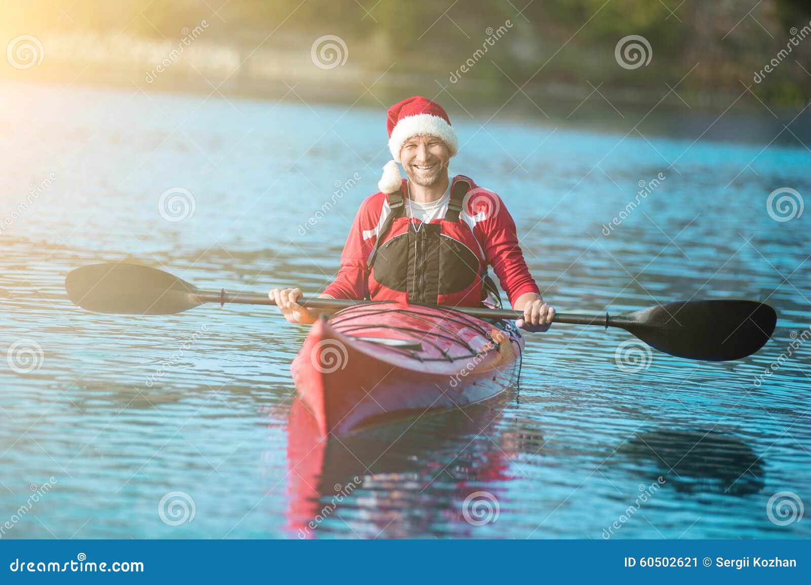 Papá Noel kayaking imagen de archivo. Imagen de charca 60502621