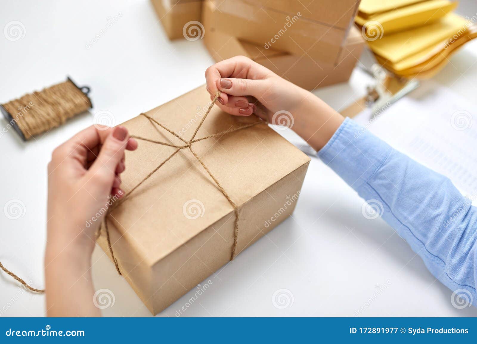 máquina Inclinado he equivocado Paquete De Mano Y Cuerda De Amarre En Oficina De Correos Imagen de archivo - Imagen de cuerda, empresario: 172891977 máquina Inclinado he equivocado Paquete De Mano Y Cuerda De Amarre En Oficina De Correos Imagen de archivo - Imagen de cuerda, empresario: 172891977