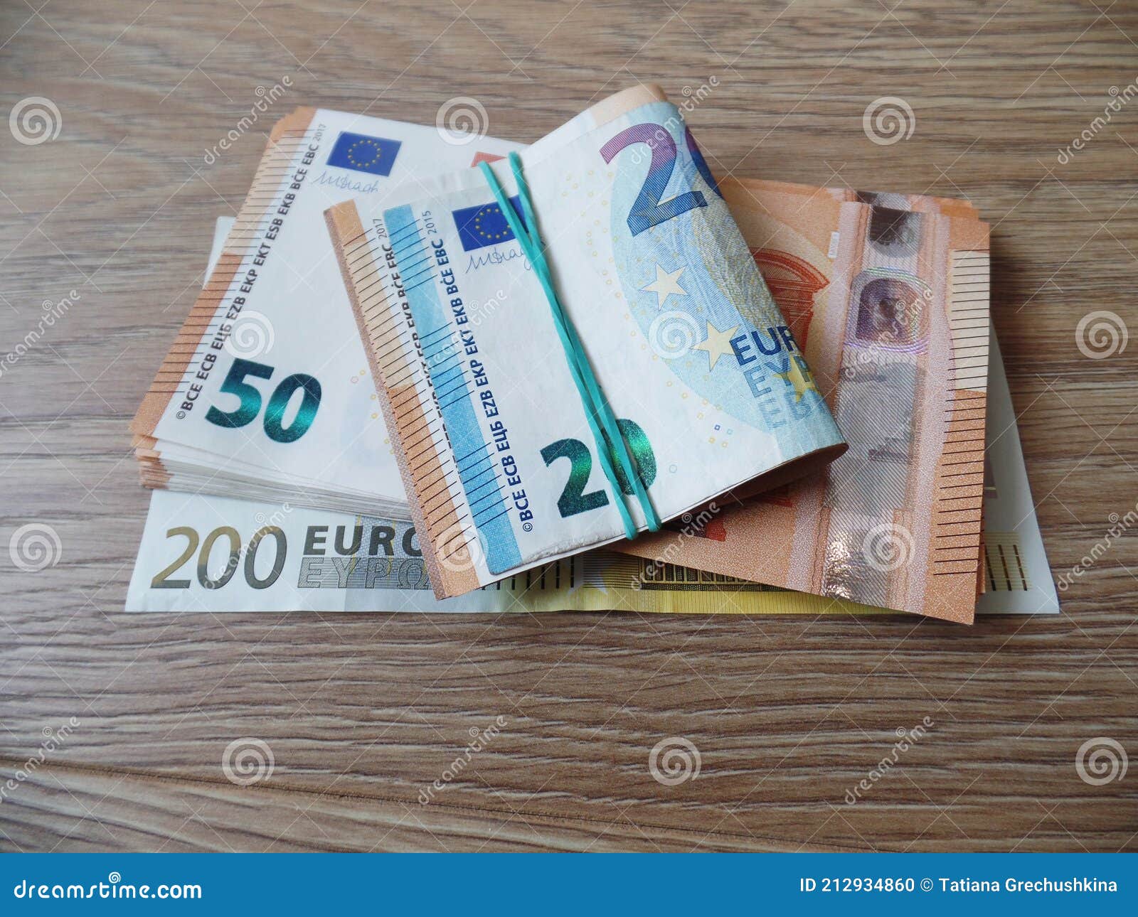 Paquetes De Billetes En Euros Reales Sobre Una Mesa De Madera. Miles De  Euros En Efectivo. Foto de archivo - Imagen de blanqueo, cuenta: 212934860