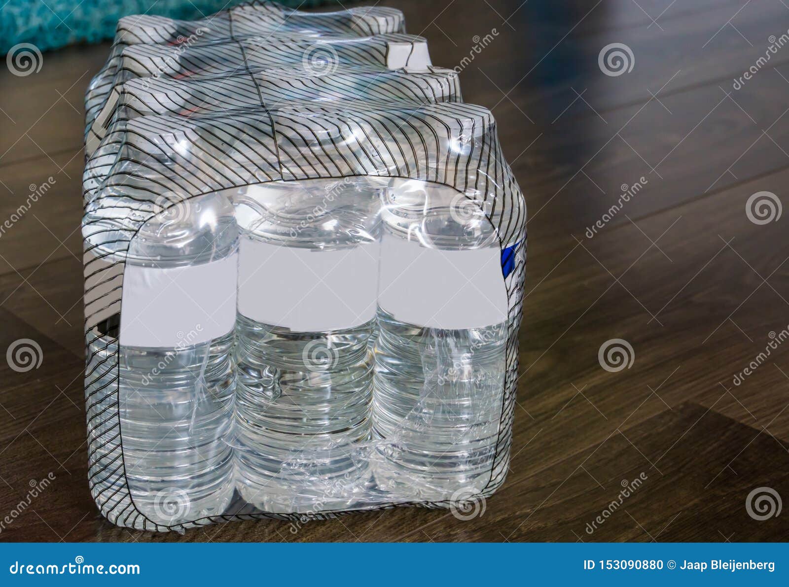 costo Separación Ficticio 12 Paquetes De Botellas De Agua Minerales, Embalados En La Basura Y El  Ambiente Plásticos, Plásticos, Productos Populares Foto de archivo - Imagen  de fondo, refresco: 153090880