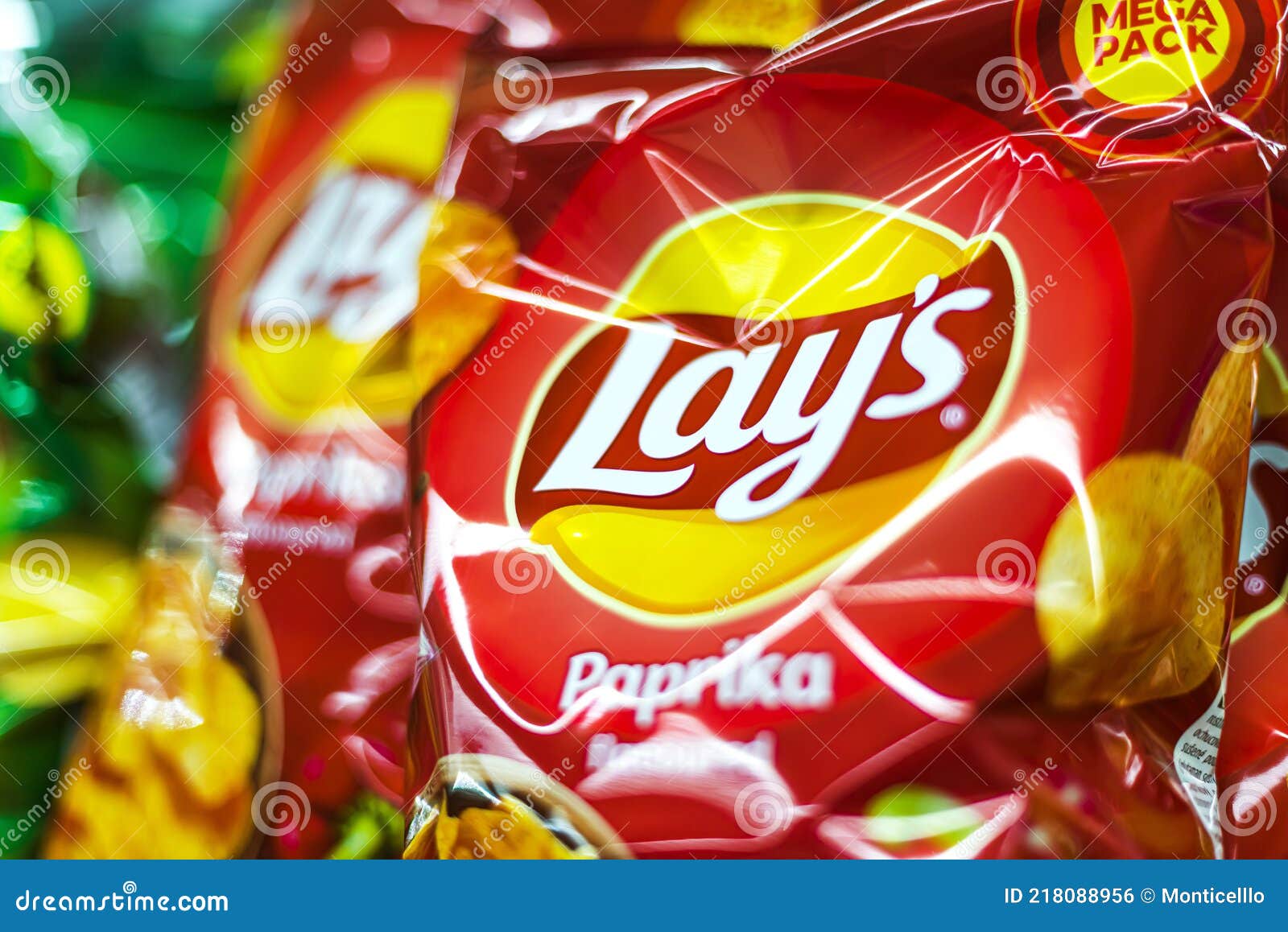 Paquets De Chips De Pommes De Terre Au Supermarché Photo éditorial