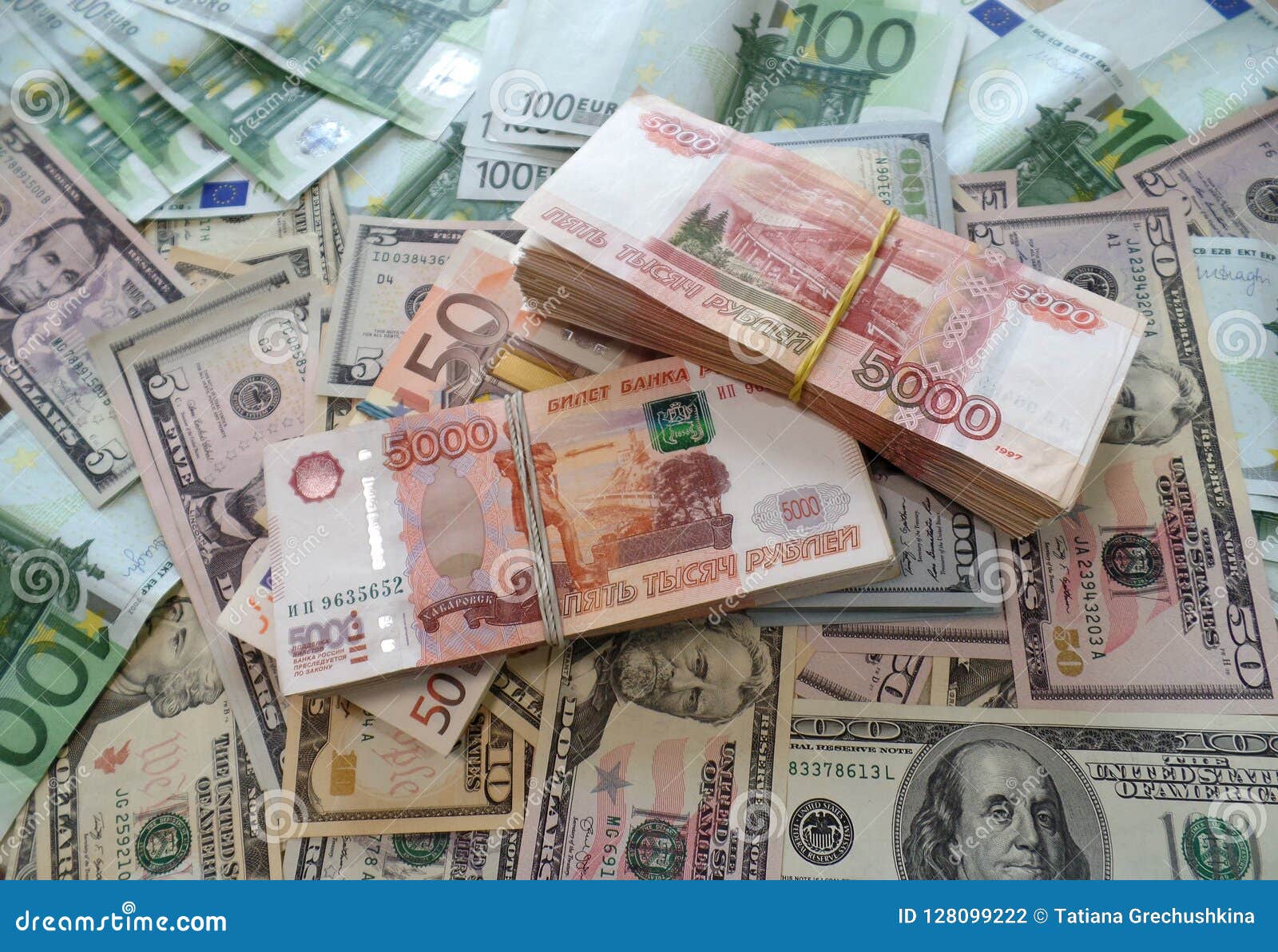 Paquets Million De Roubles Russes Avec Les Dollars Et L'euro Photo stock -  Image du dollar, rouble: 128099222