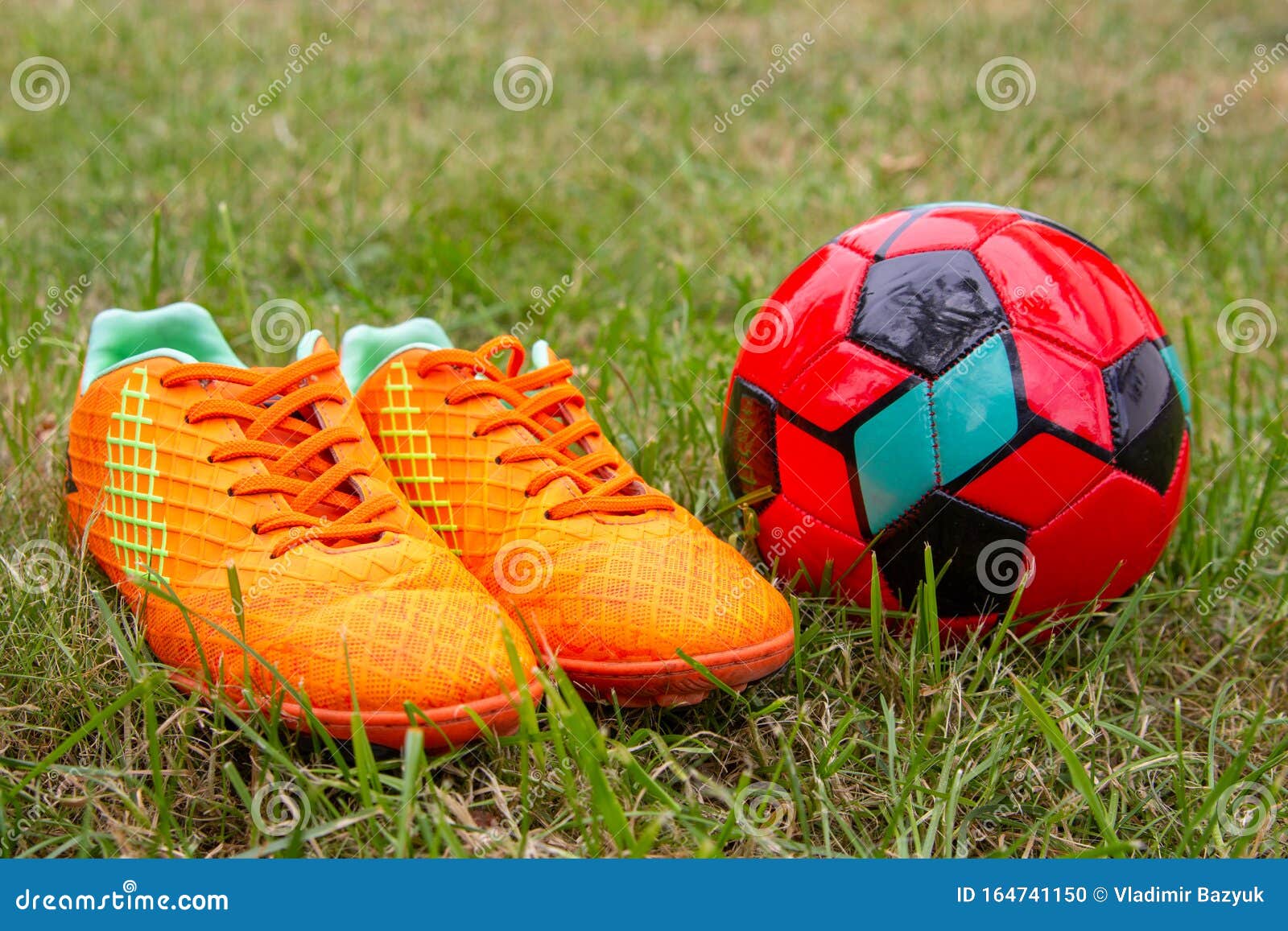 Sapatos de jogador de futebol de bola de futebol e campo de grama