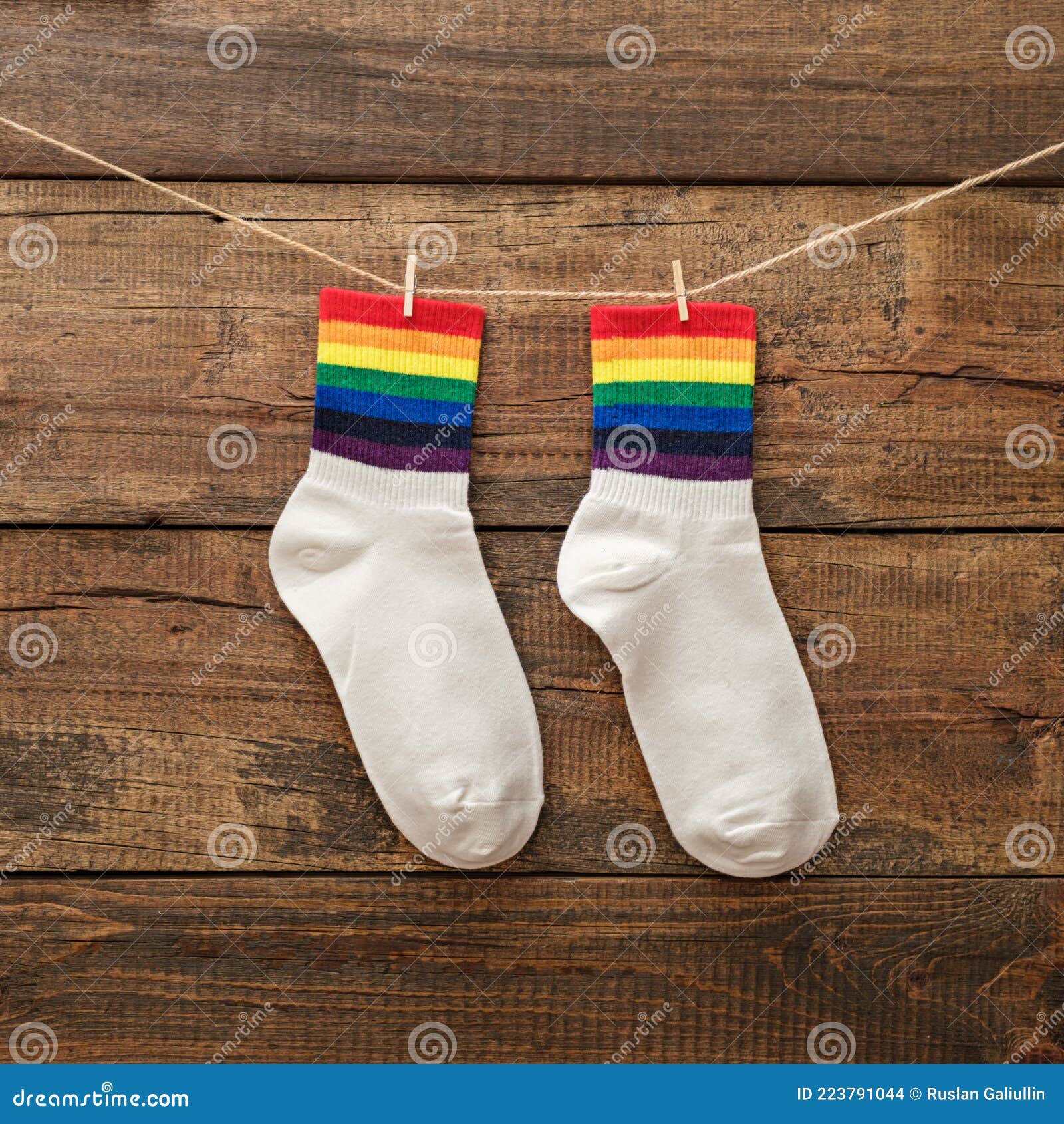 capital informal Calamidad Par De Calcetines Con Arcoiris Sobre Fondo De Madera Idea Para Regalo  Amigos Lgbt Foto de archivo - Imagen de colorido, homosexualidad: 223791044