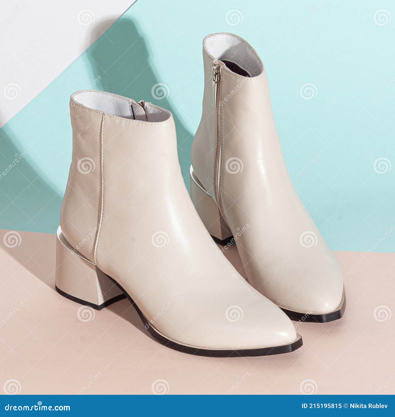 Par De Nuevas Botas Cortas De Mujer Blanca En Medios Altos En Fondo Beige Imagen de archivo - de manera, calzado: 215195815
