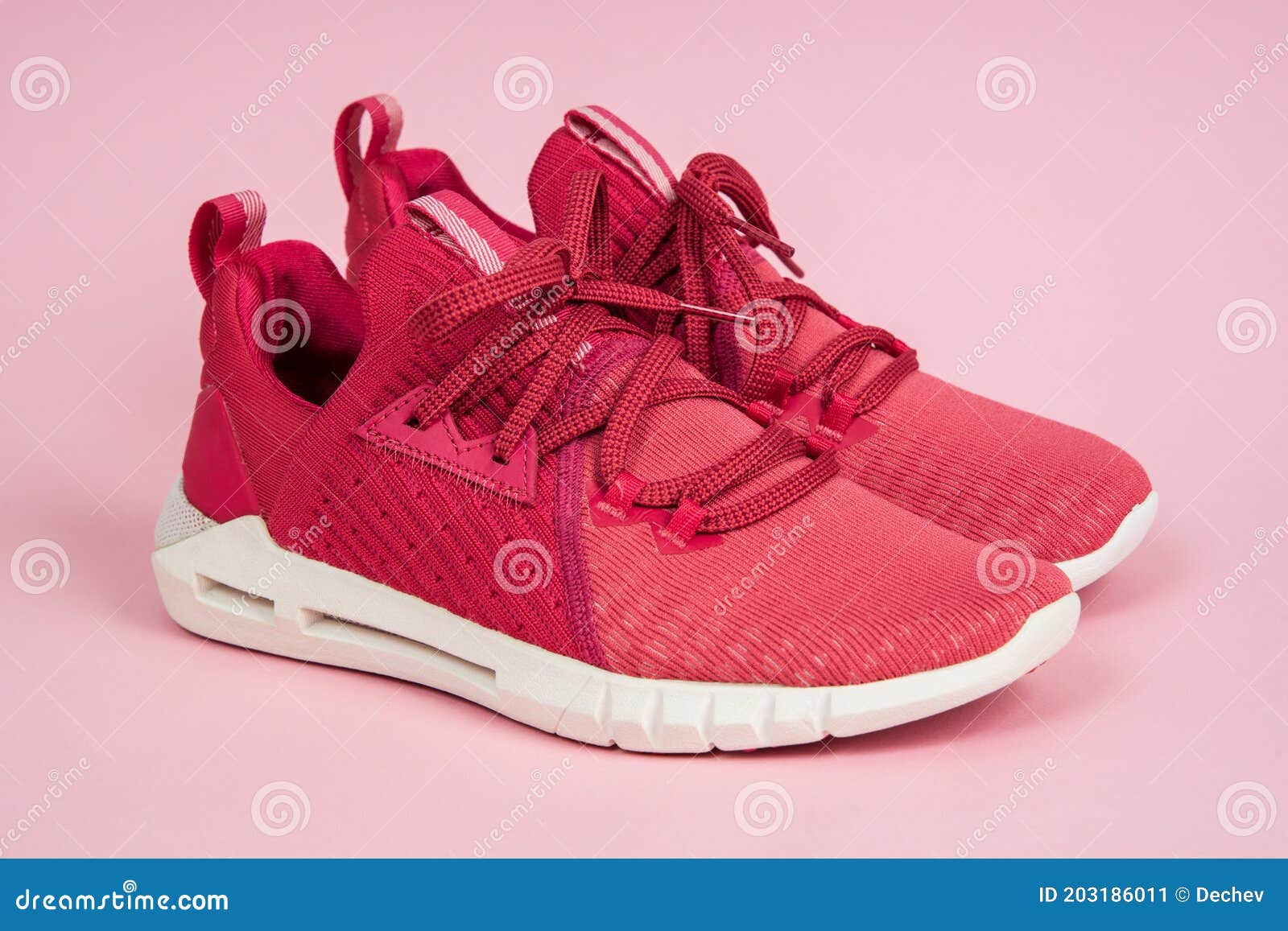 Par De Zapatillas Deportivas Rosadas Nuevas En Fondo Rosa. Mujeres Rosas Con Zapatos De Correr de archivo Imagen de modelo, 203186011